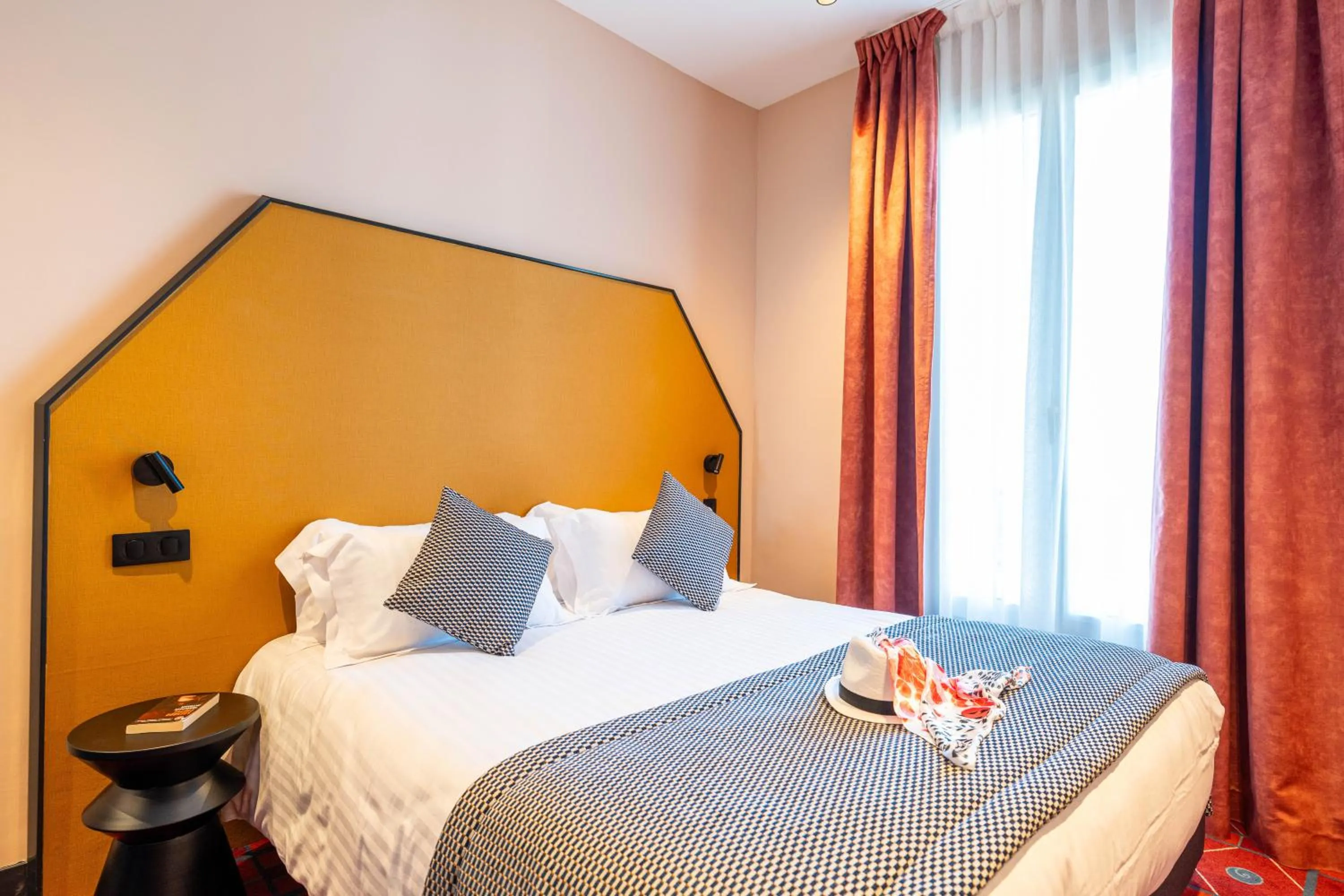 Bed in Hôtel CASA MOHO - Juan-Les-Pins