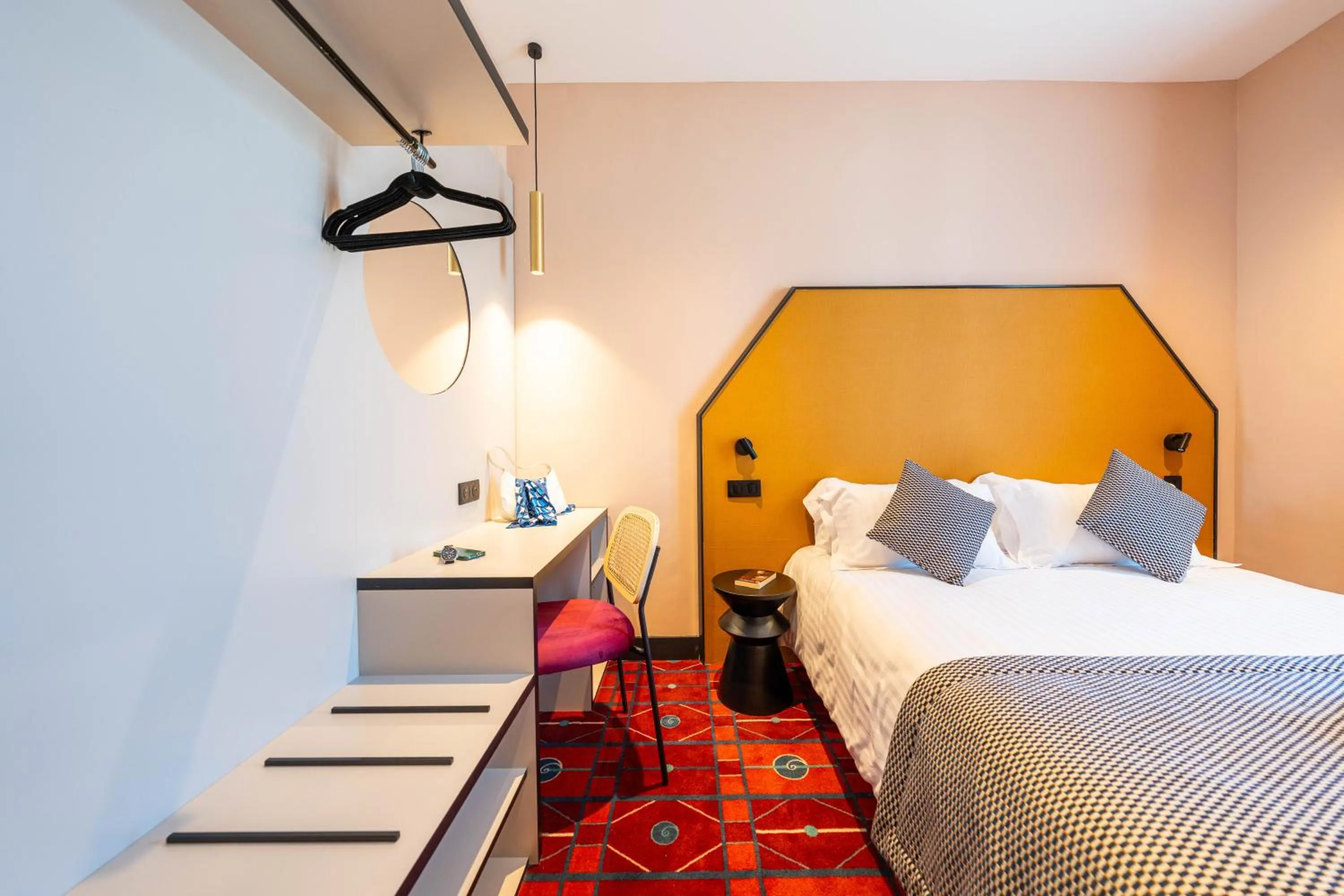 Bedroom, Bed in Hôtel CASA MOHO - Juan-Les-Pins