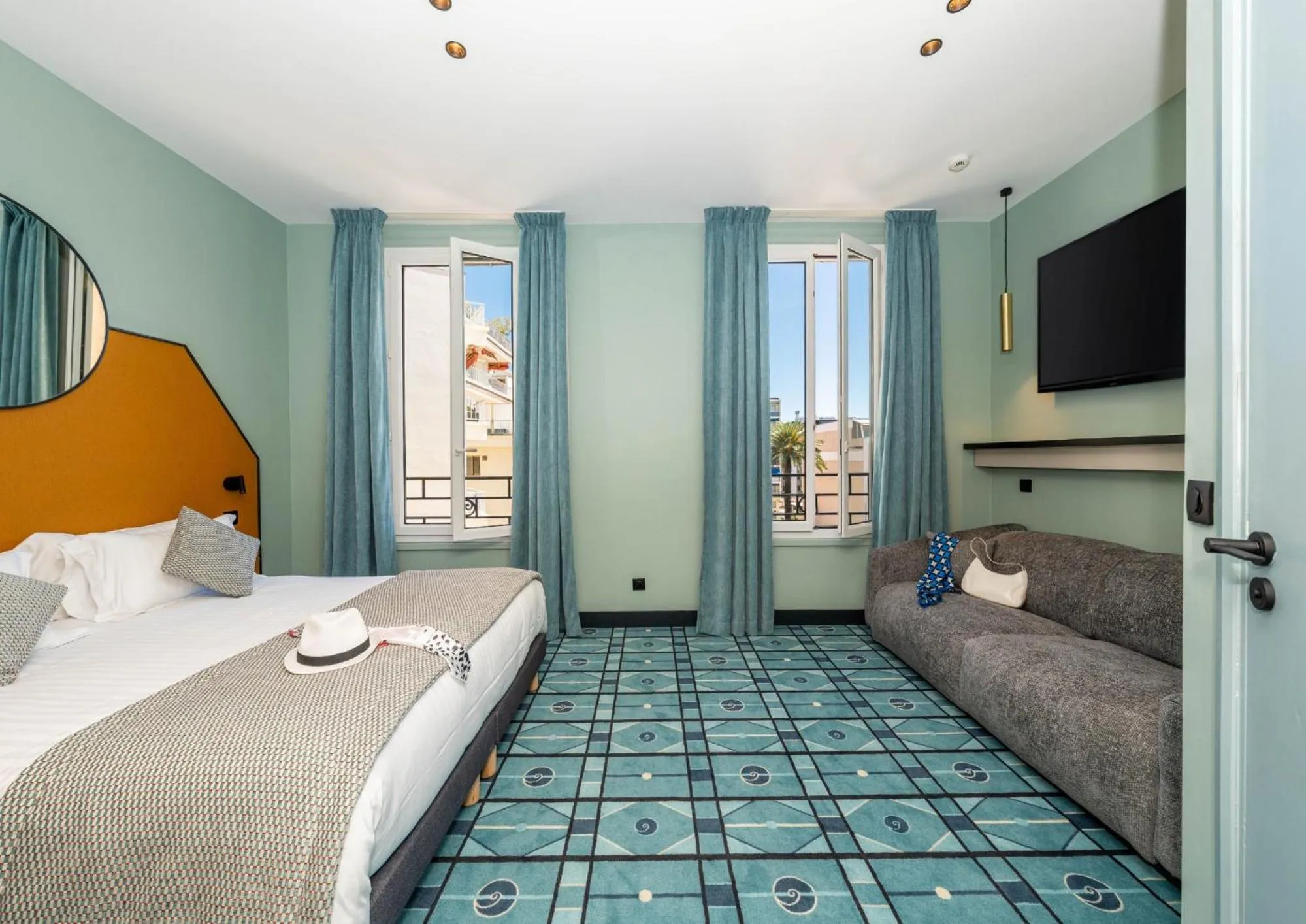 View (from property/room), Bed in Hôtel CASA MOHO - Juan-Les-Pins