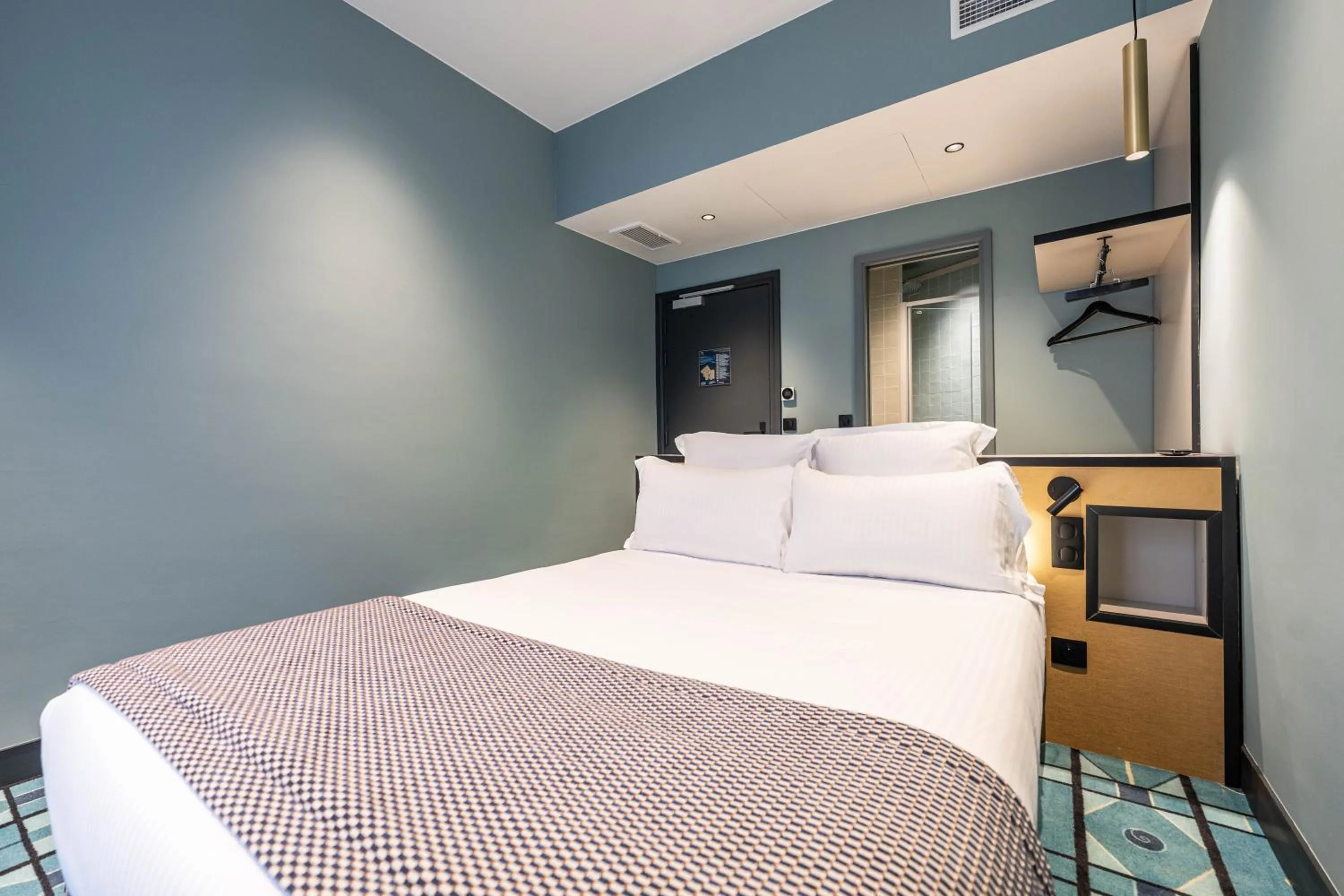 Property building, Bed in Hôtel CASA MOHO - Juan-Les-Pins