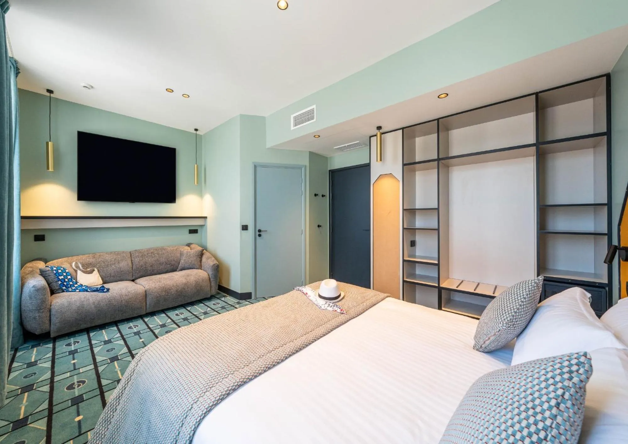 Photo of the whole room, Bed in Hôtel CASA MOHO - Juan-Les-Pins