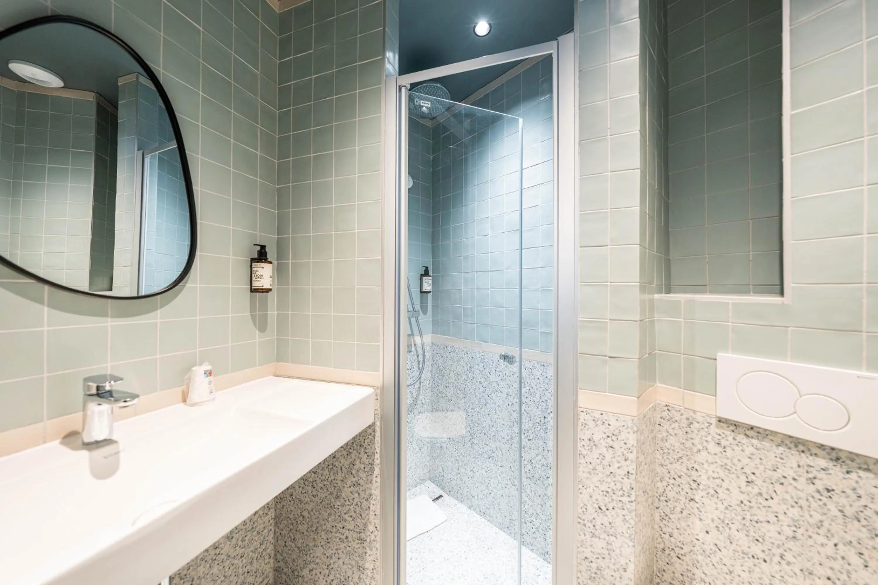 Shower in Hôtel CASA MOHO - Juan-Les-Pins