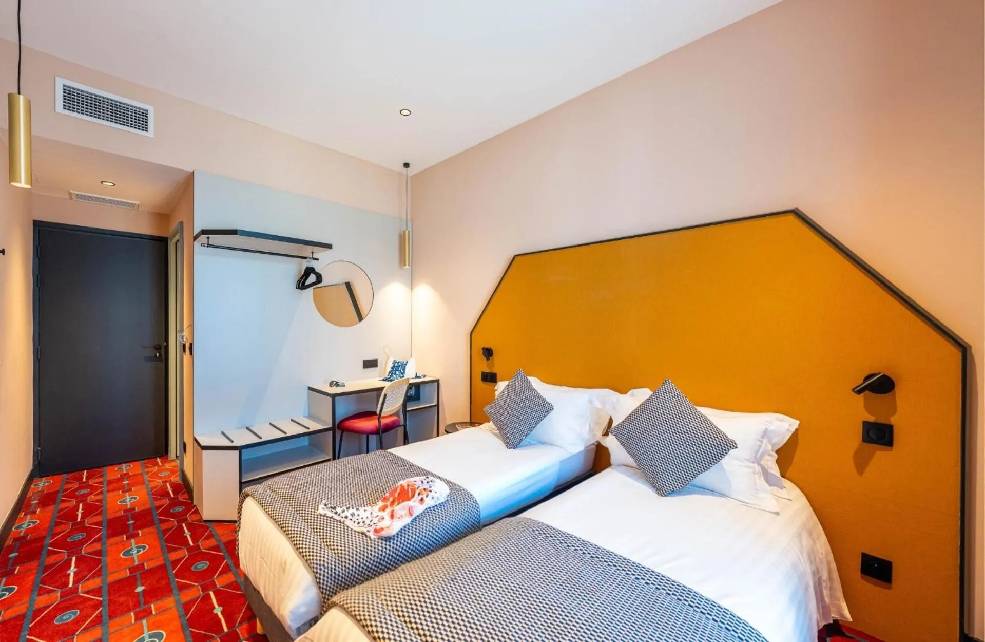 Photo of the whole room, Bed in Hôtel CASA MOHO - Juan-Les-Pins