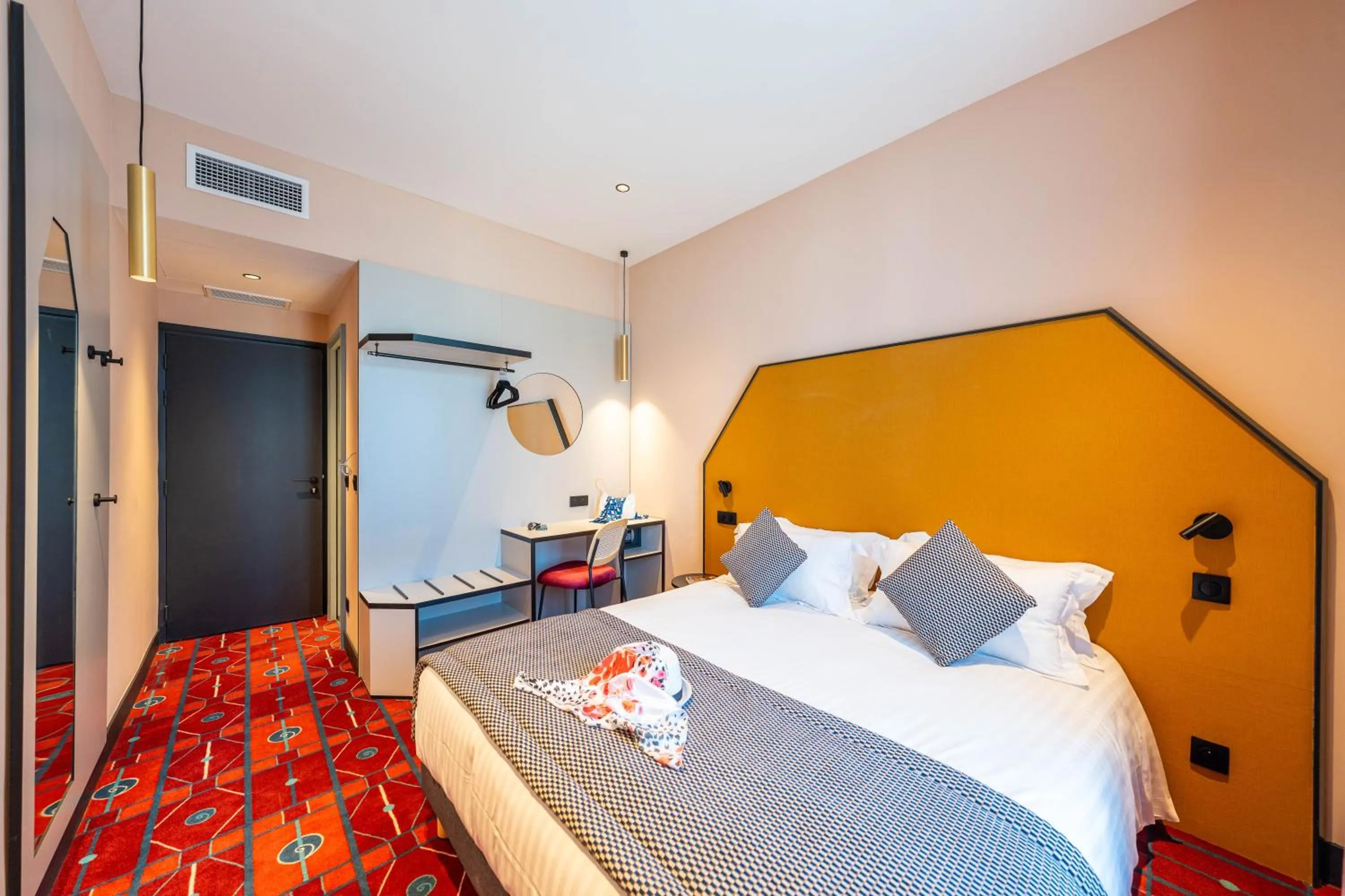 Bedroom, Bed in Hôtel CASA MOHO - Juan-Les-Pins