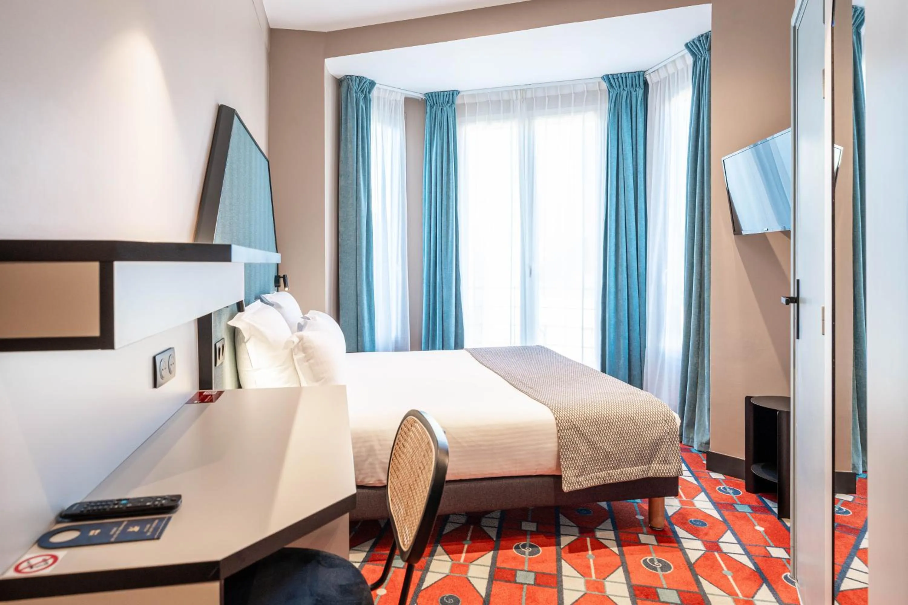 Property building, Bed in Hôtel CASA MOHO - Juan-Les-Pins