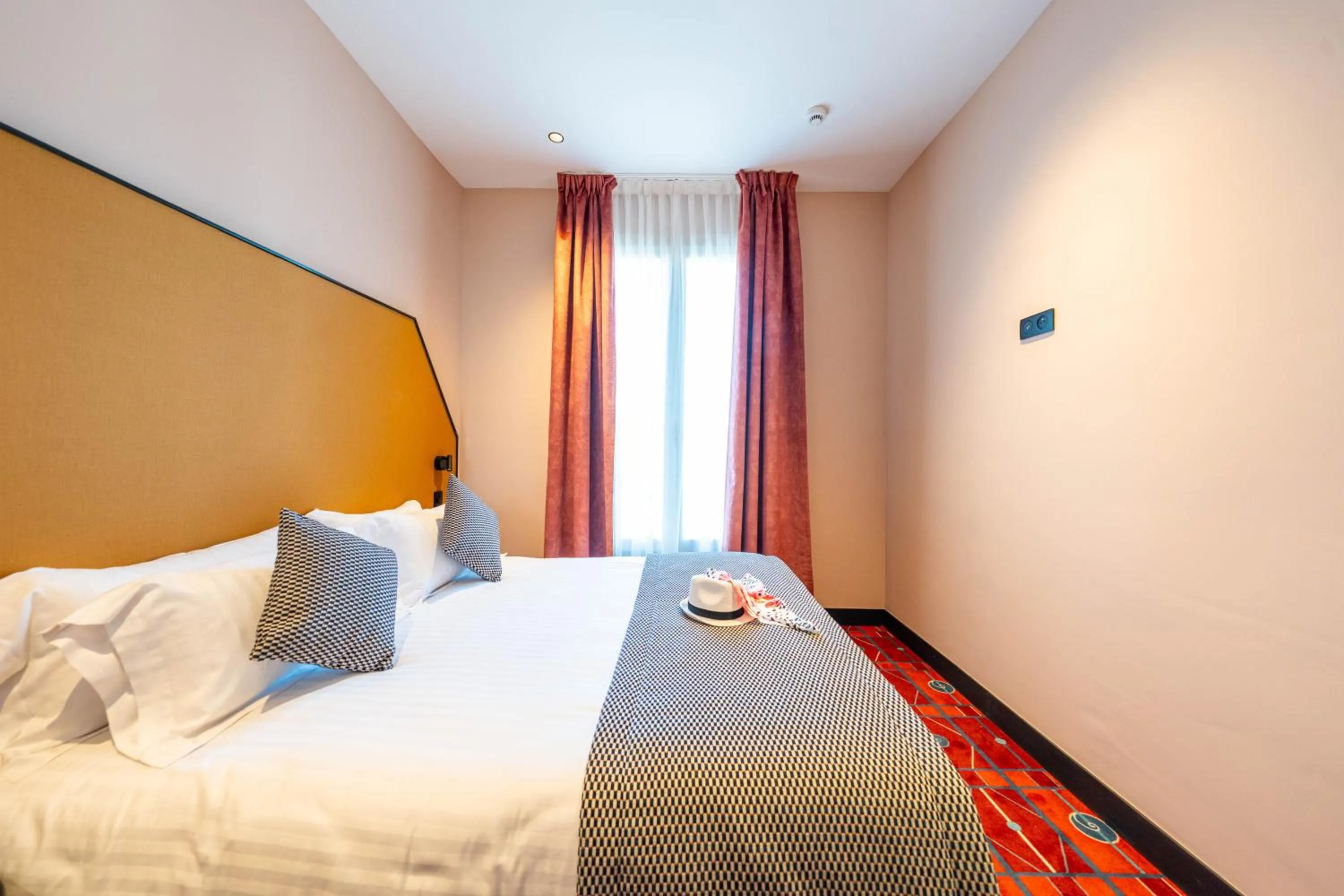 Bed in Hôtel CASA MOHO - Juan-Les-Pins