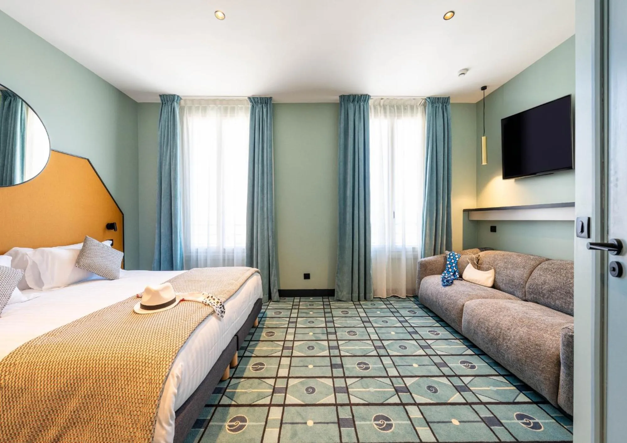 Photo of the whole room, Bed in Hôtel CASA MOHO - Juan-Les-Pins