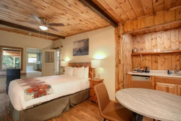 Coffee/tea facilities, Bed in Fernwood Resort