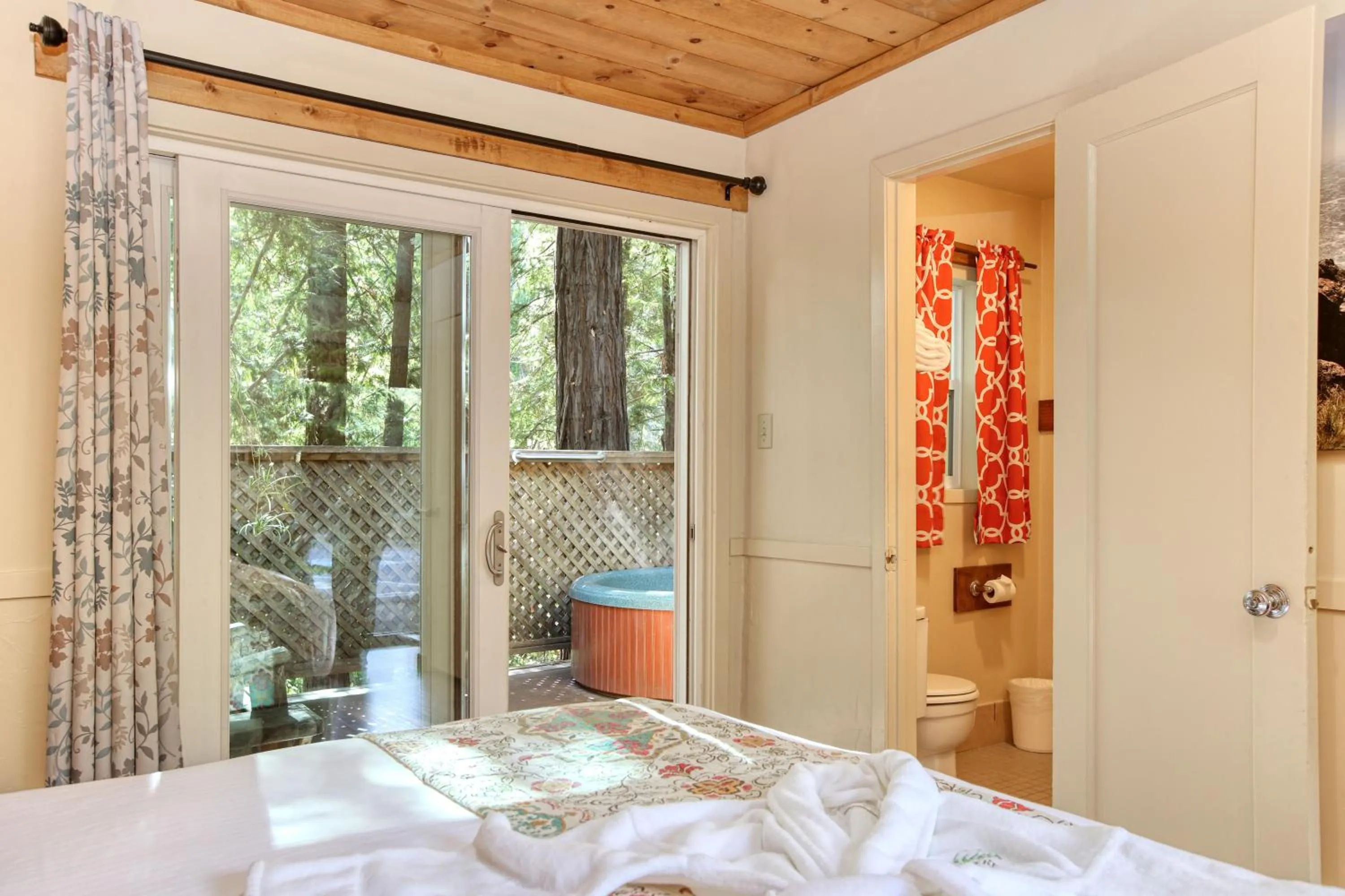 Photo of the whole room, Bed in Fernwood Resort