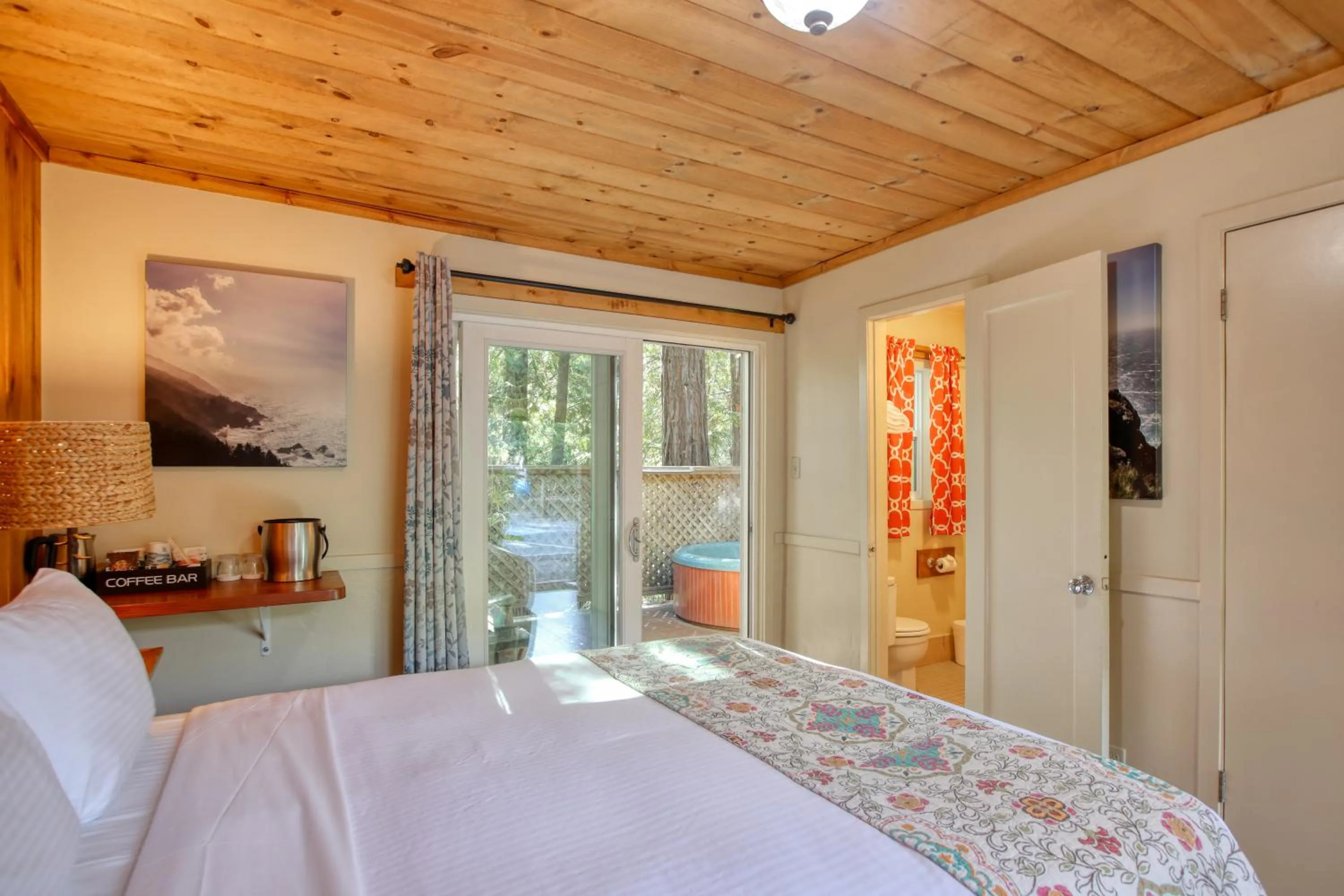 Coffee/tea facilities, Bed in Fernwood Resort