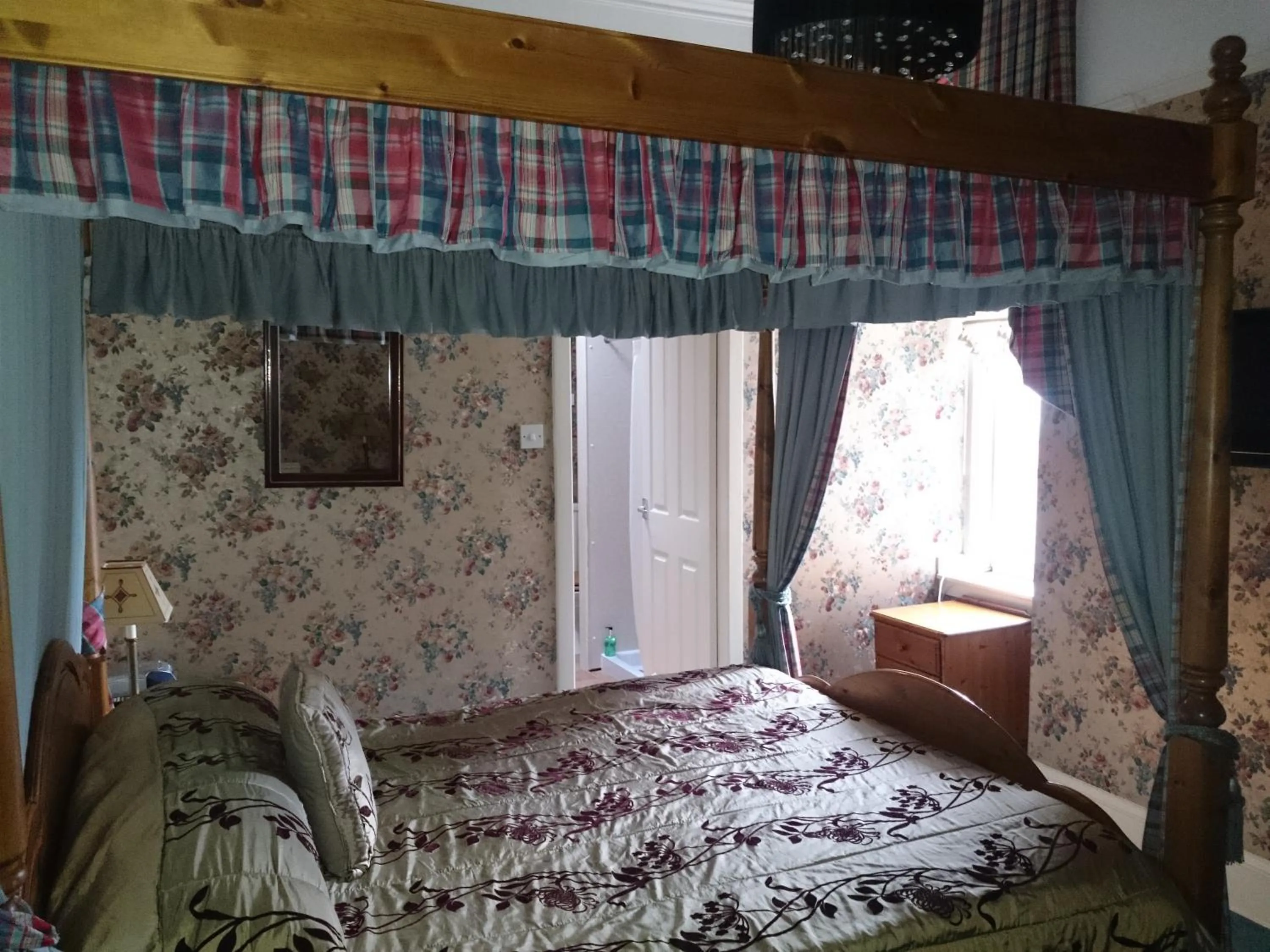 Bedroom, Bed in Albert Hotel