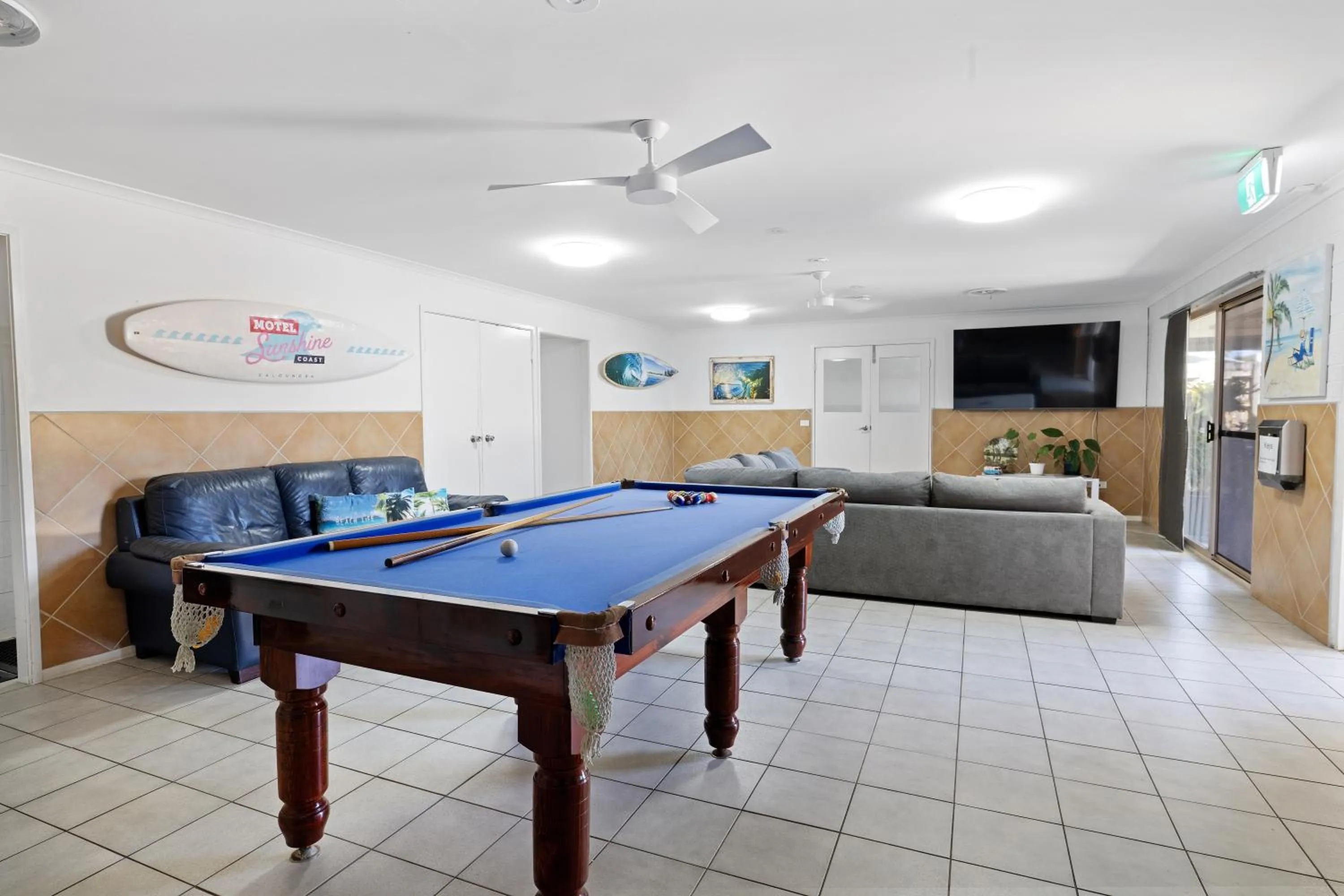 Communal lounge/ TV room in 17 North Street Budget Accommodation