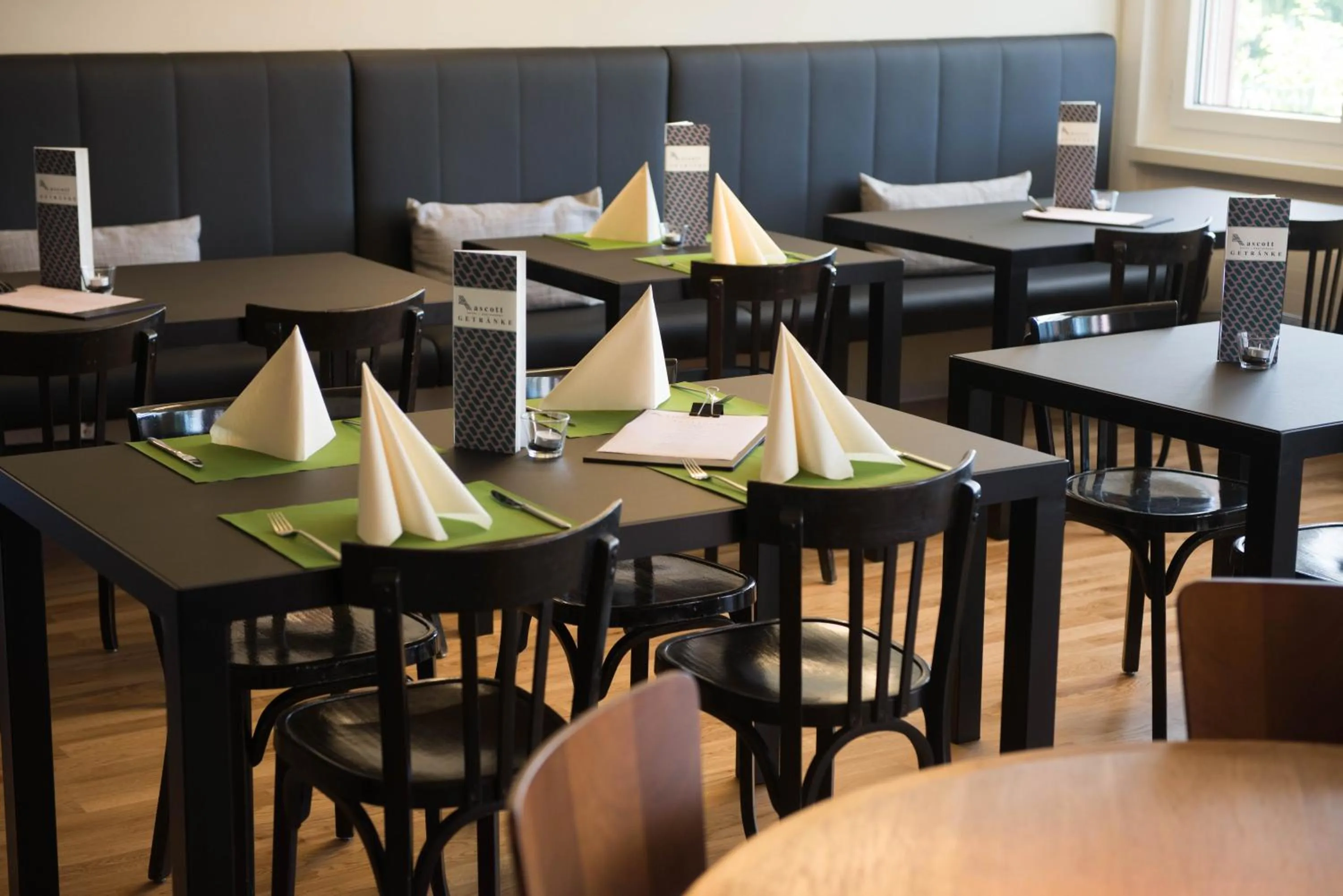 Restaurant/places to eat in Ascott Hotel & Restaurant