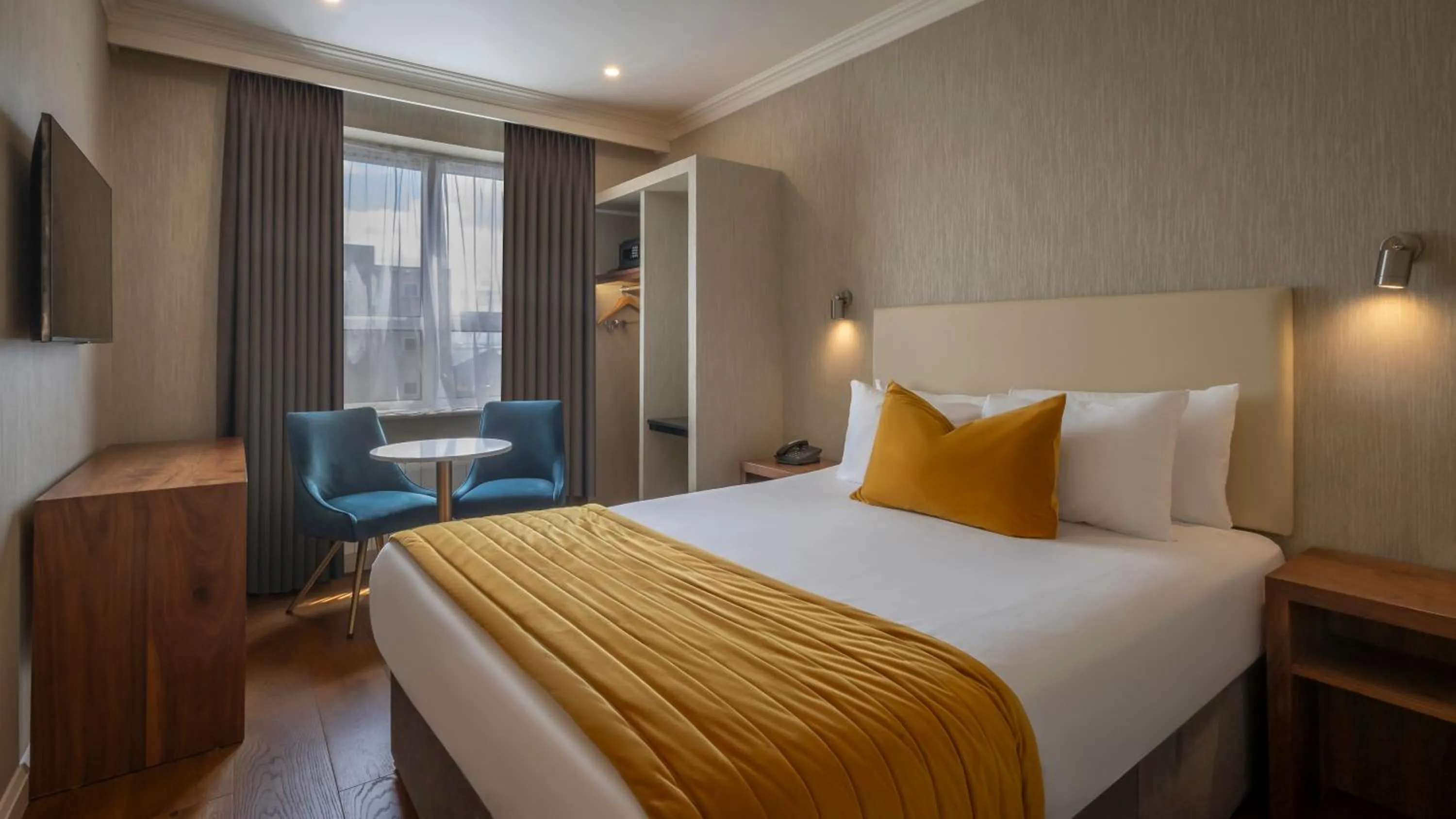 Bedroom, Bed in Eyre Square Hotel