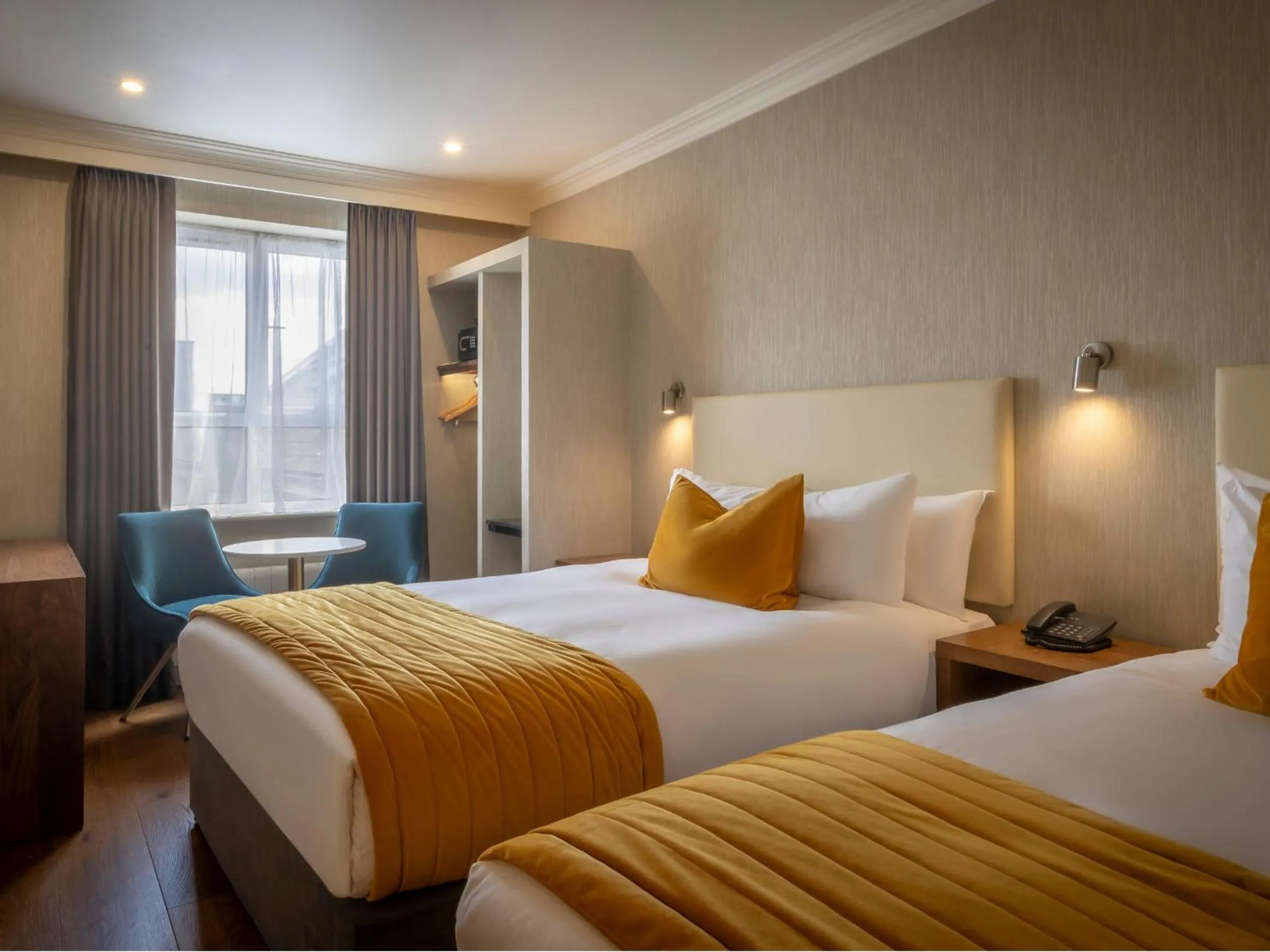 Bedroom, Bed in Eyre Square Hotel