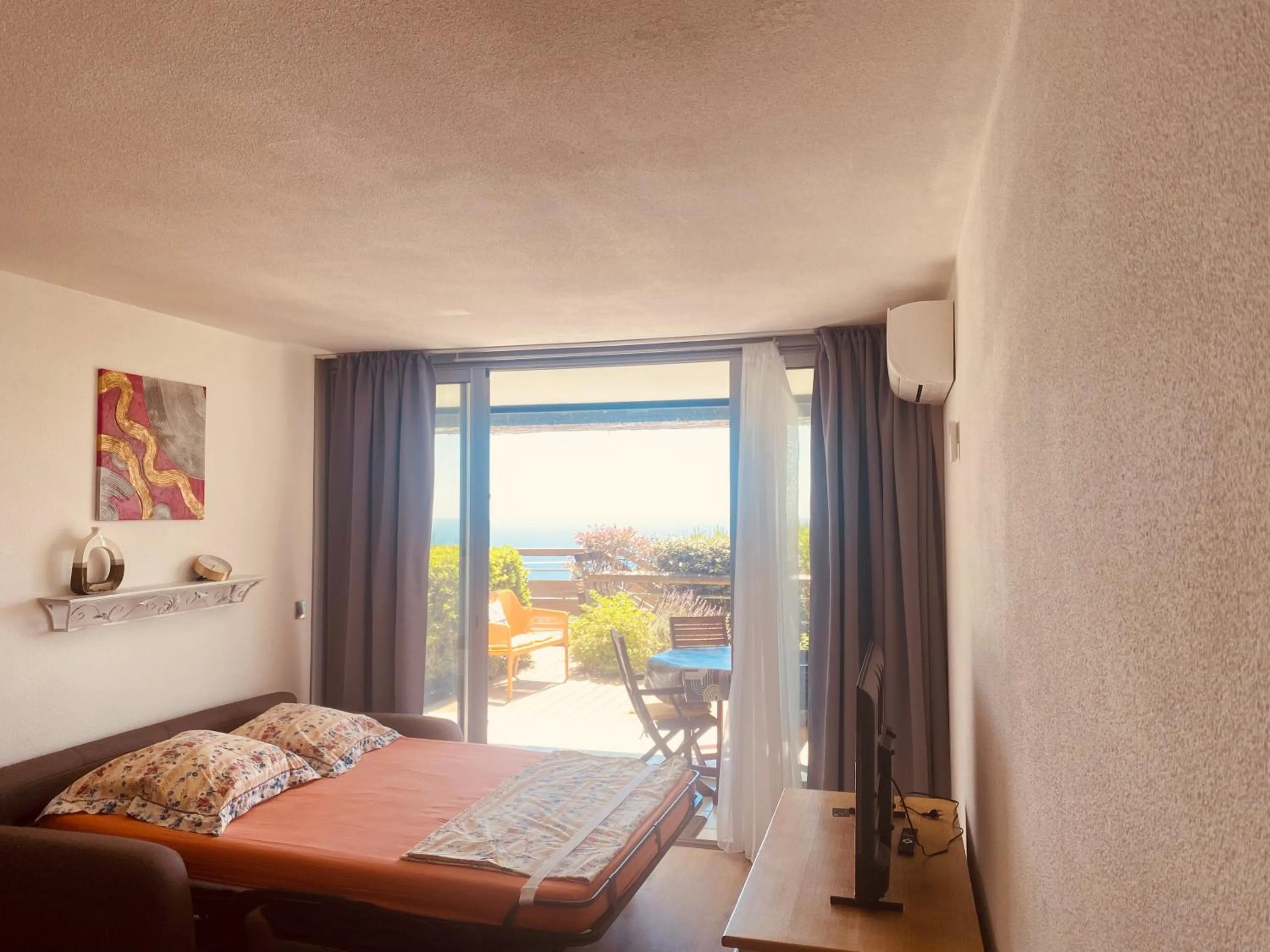 Bed in Sunny Home Costa Plana-Monaco -Cap D'Ail