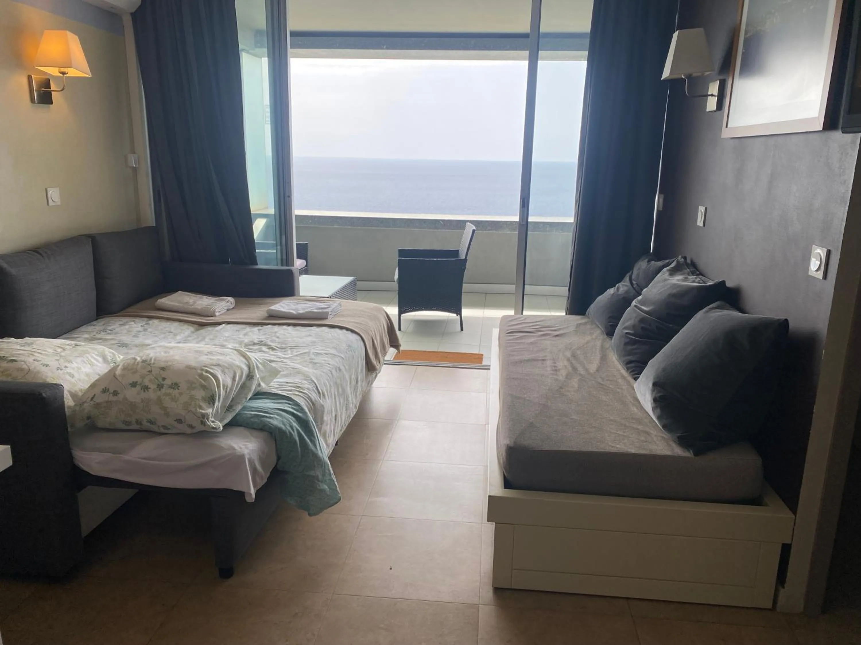 Bed in Sunny Home Costa Plana-Monaco -Cap D'Ail
