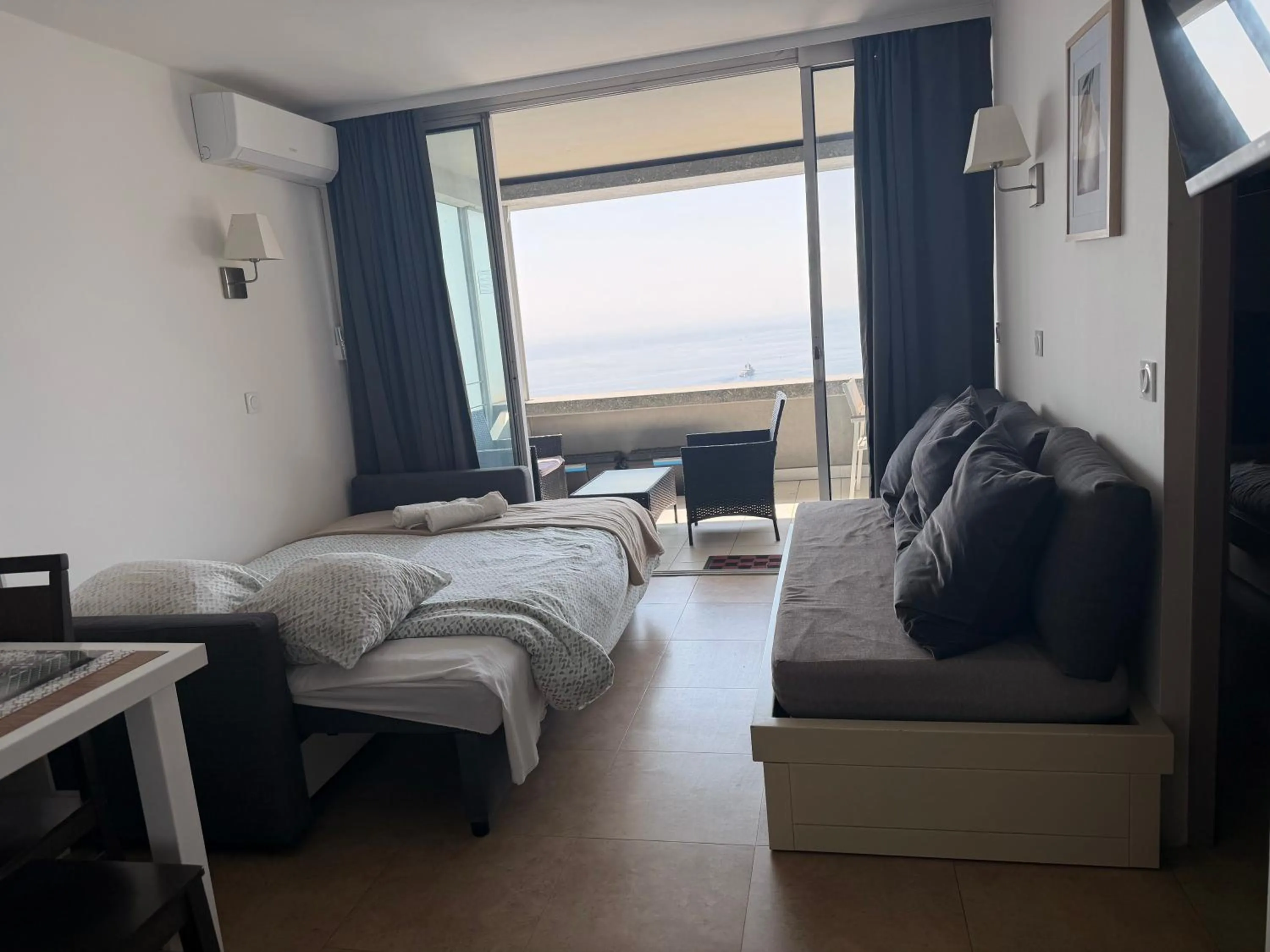 Bed in Sunny Home Costa Plana-Monaco -Cap D'Ail