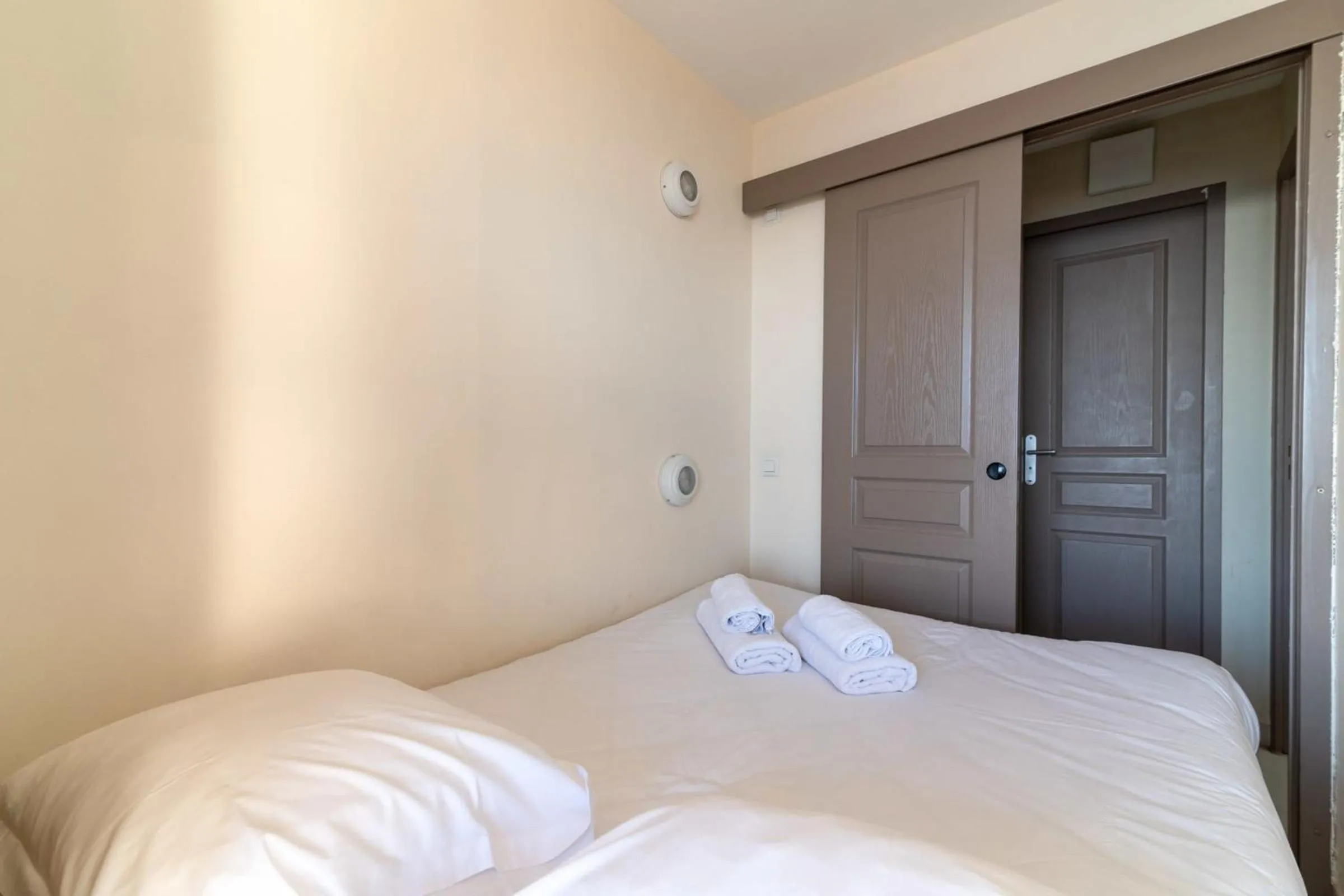 Bed in Sunny Home Costa Plana-Monaco -Cap D'Ail