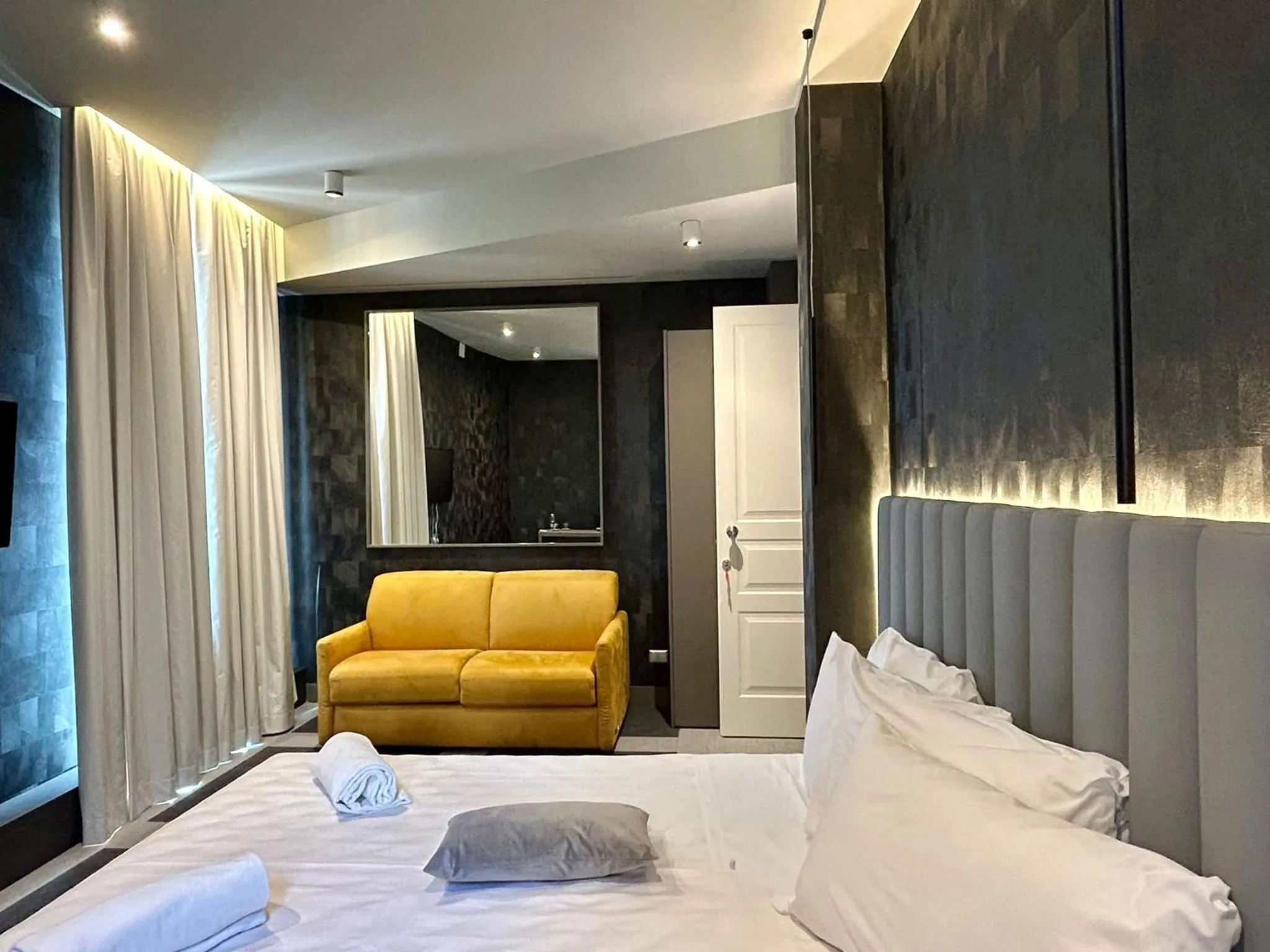 Photo of the whole room, Bed in Private Luxury Suites