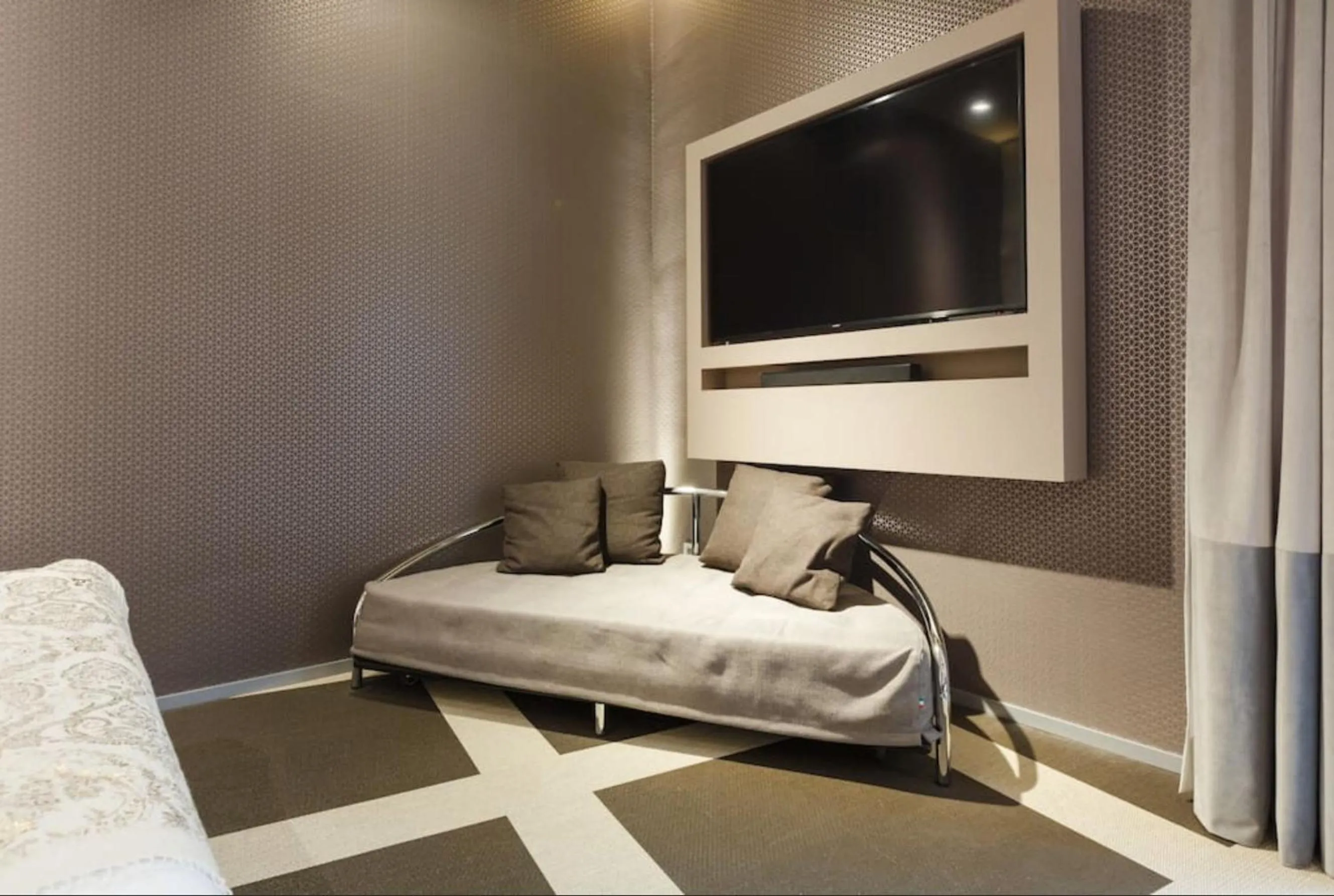 TV and multimedia, Bed in Private Luxury Suites