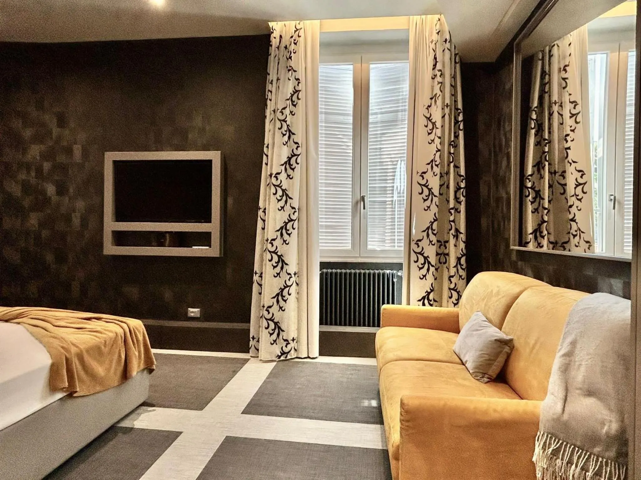 Seating area, Bed in Private Luxury Suites