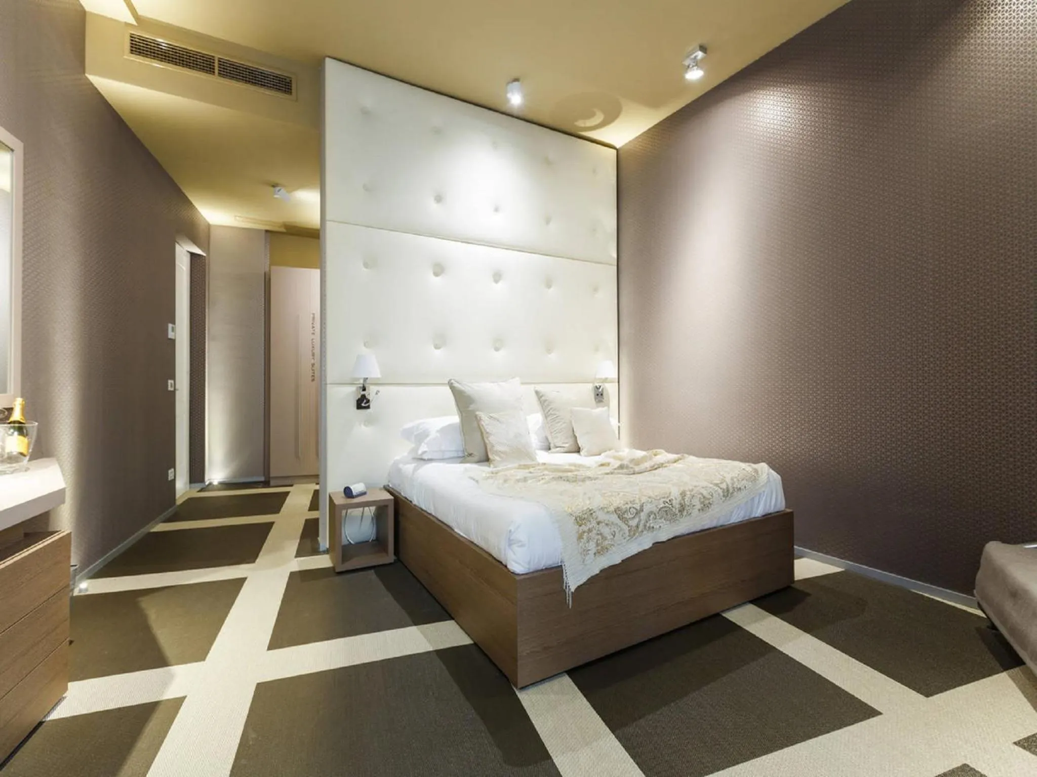 cot, Bed in Private Luxury Suites