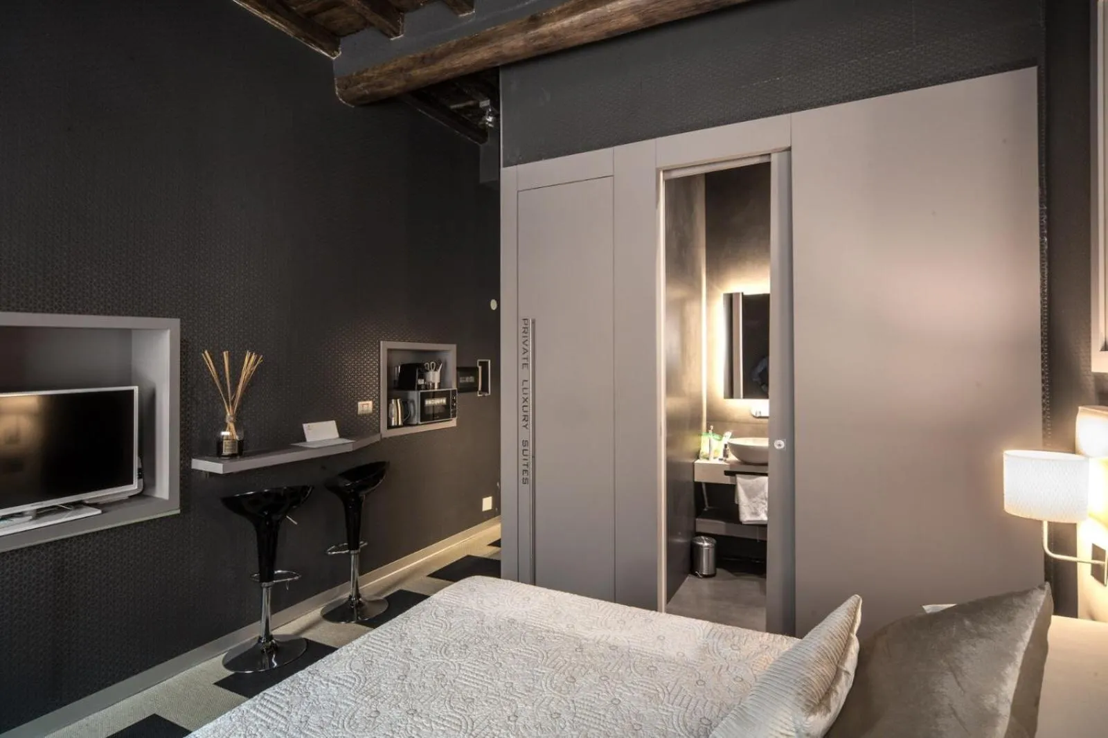 Communal lounge/ TV room, Bed in Private Luxury Suites