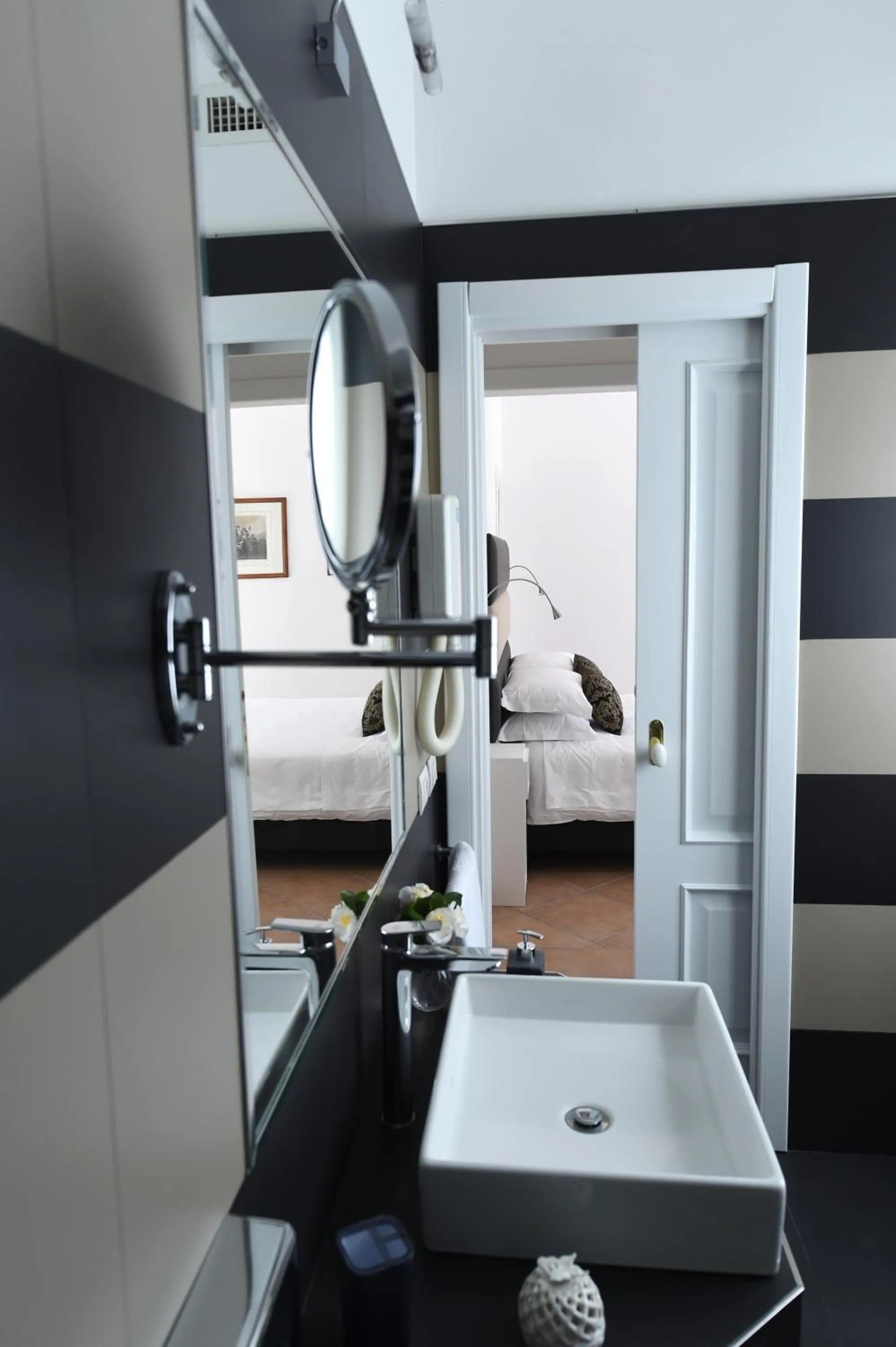 Bathroom, Bed in Bella Sorrento B&B