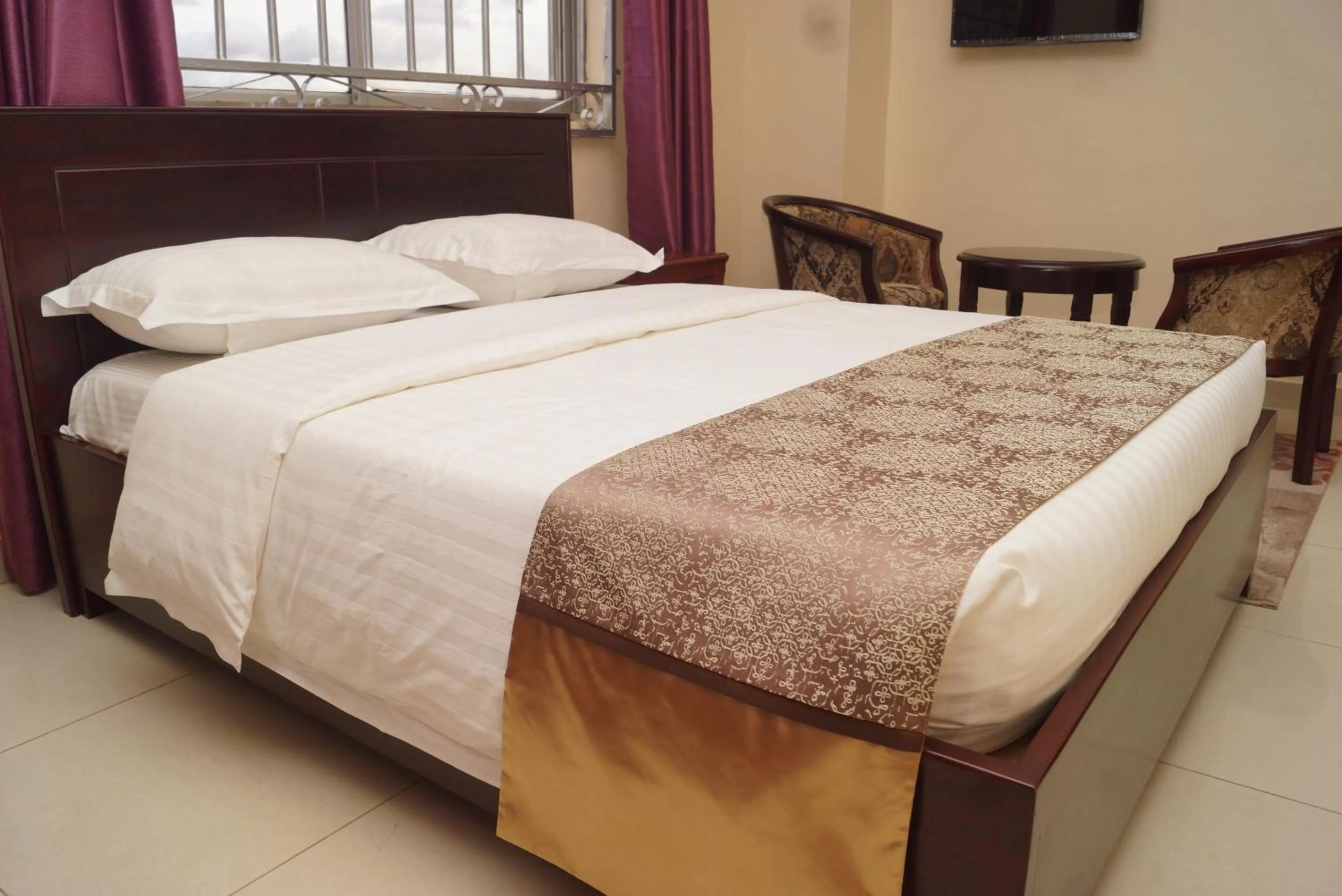 Bed in Diamonds Hotel Kampala