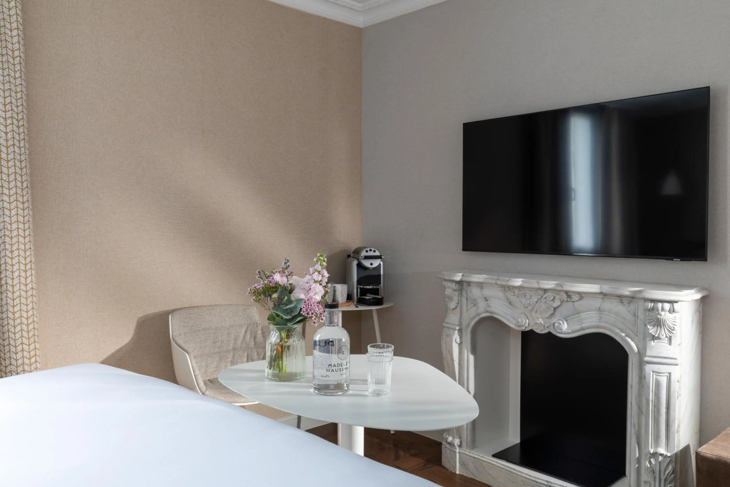 fireplace, Bed in Hôtel Madeleine Haussmann