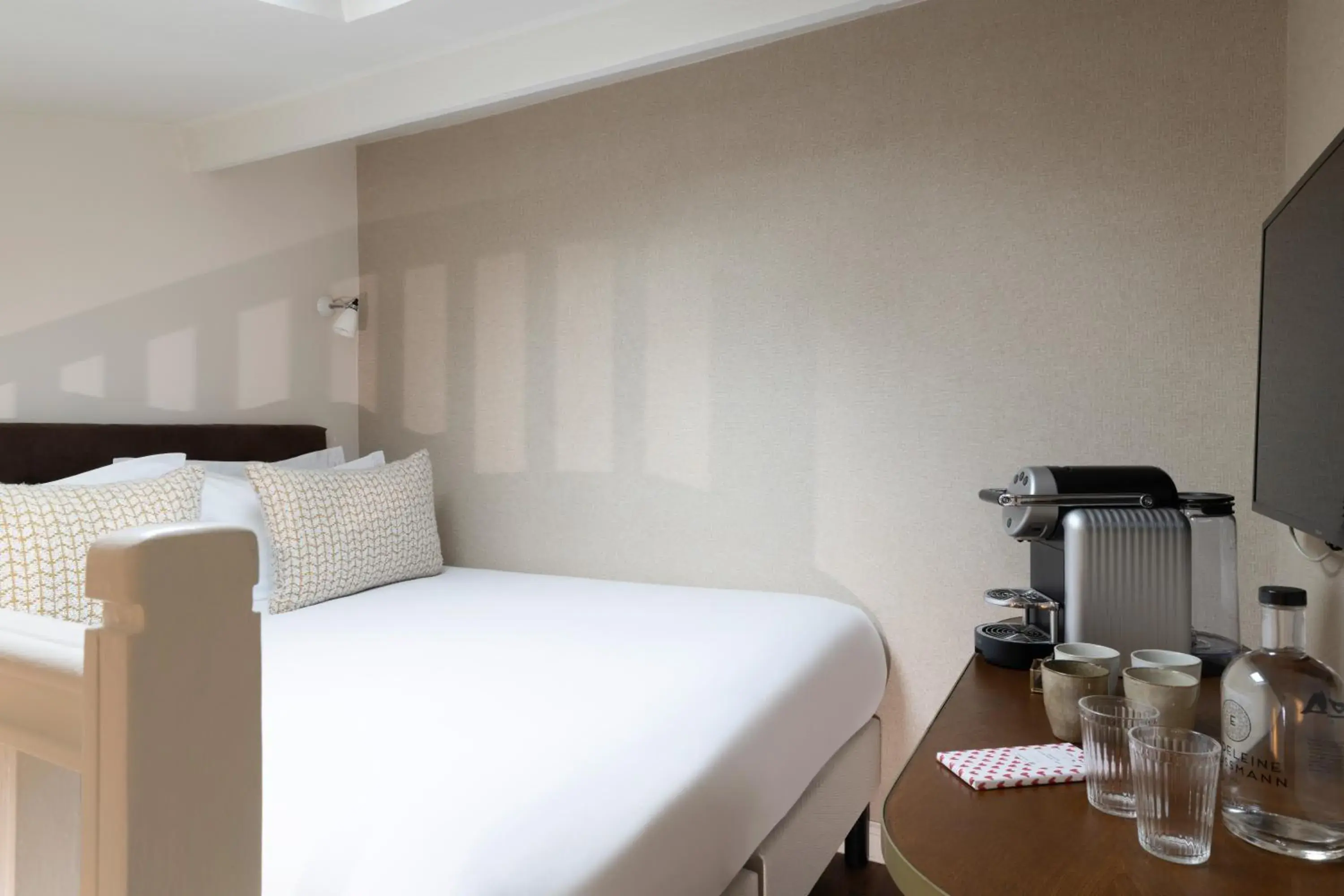 Bed in Hôtel Madeleine Haussmann Bed in Hôtel Madeleine Haussmann