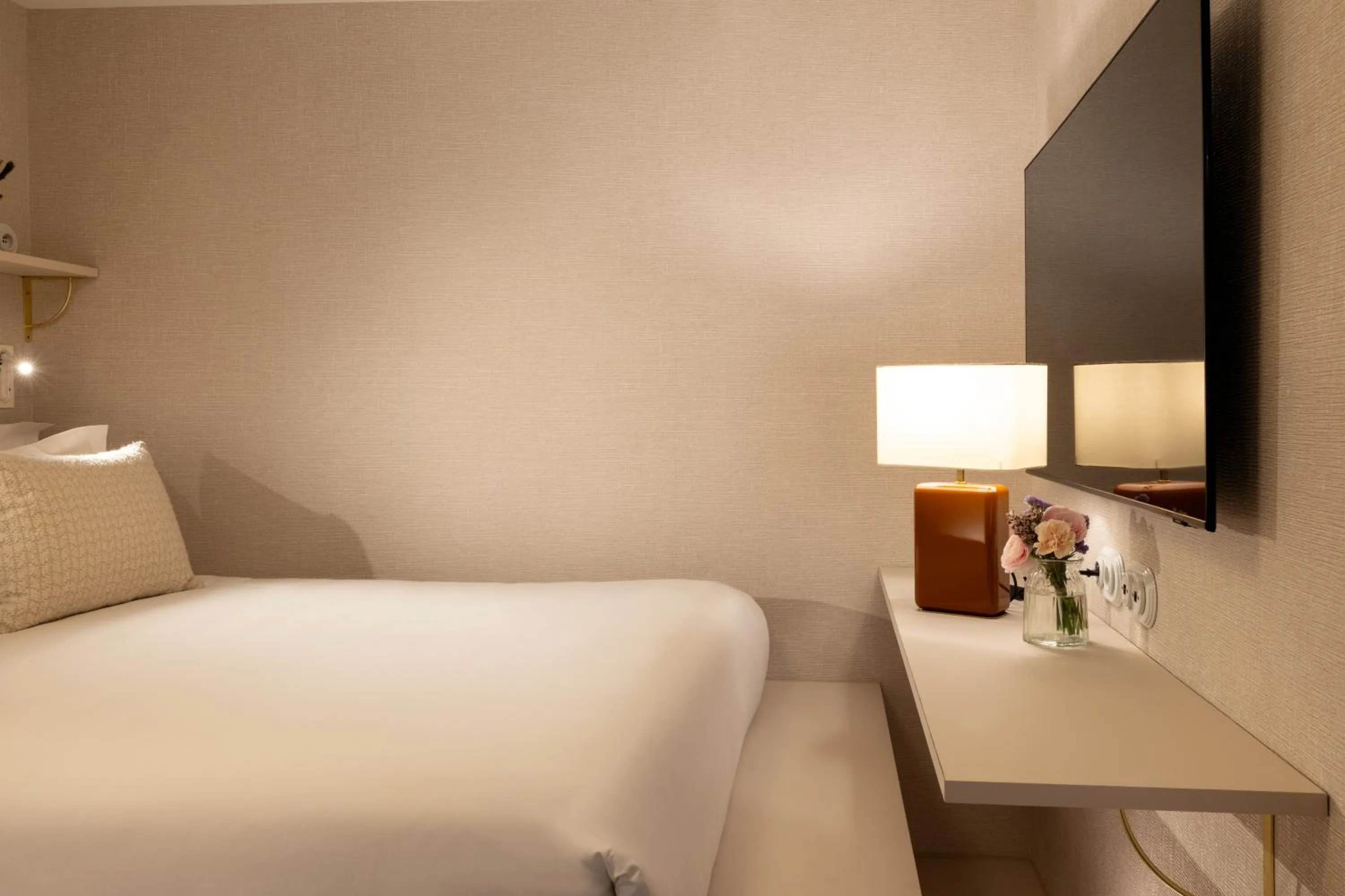 Bedroom, Bed in Hôtel Madeleine Haussmann