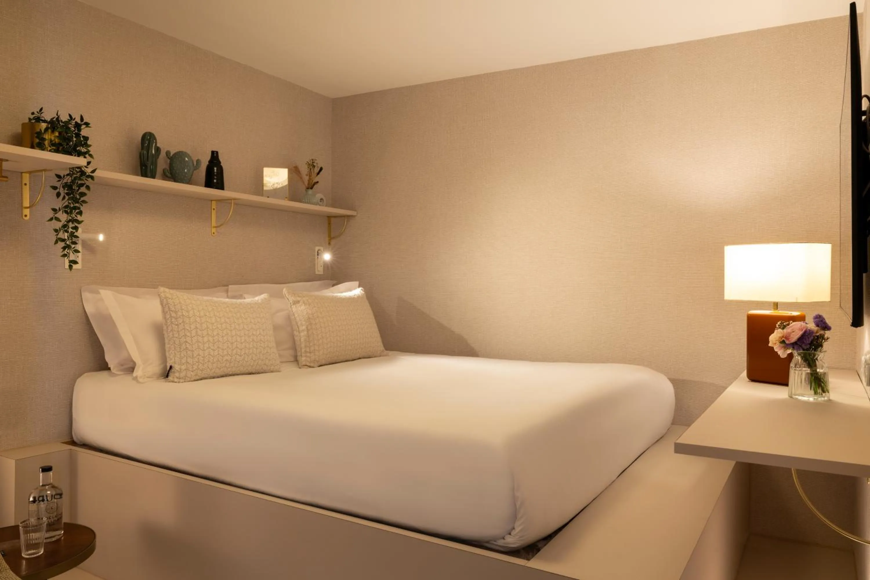 Bed in Hôtel Madeleine Haussmann