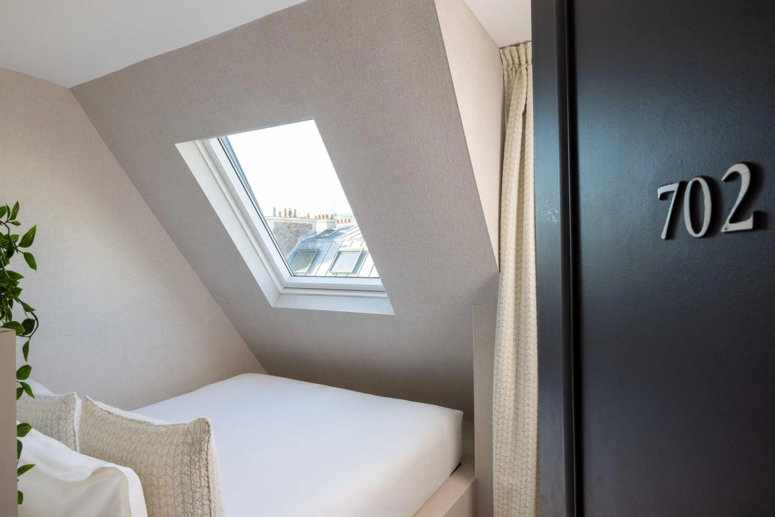 Bedroom, Bed in Hôtel Madeleine Haussmann