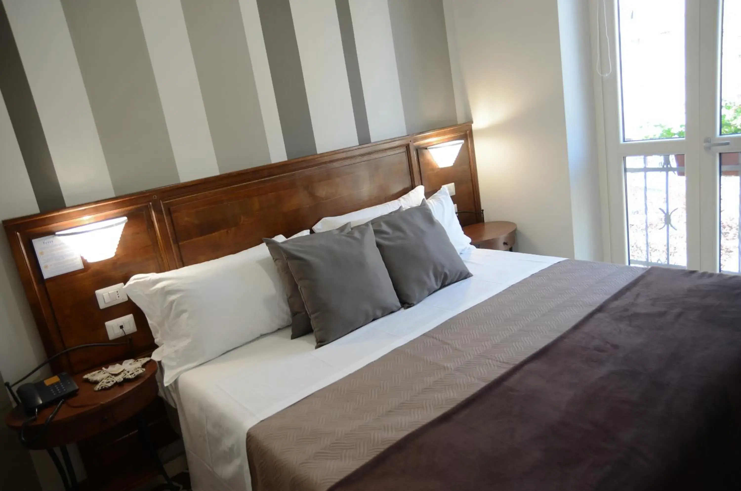 Street view, Bed in Hotel Giulio Cesare Street view, Bed in Hotel Giulio Cesare