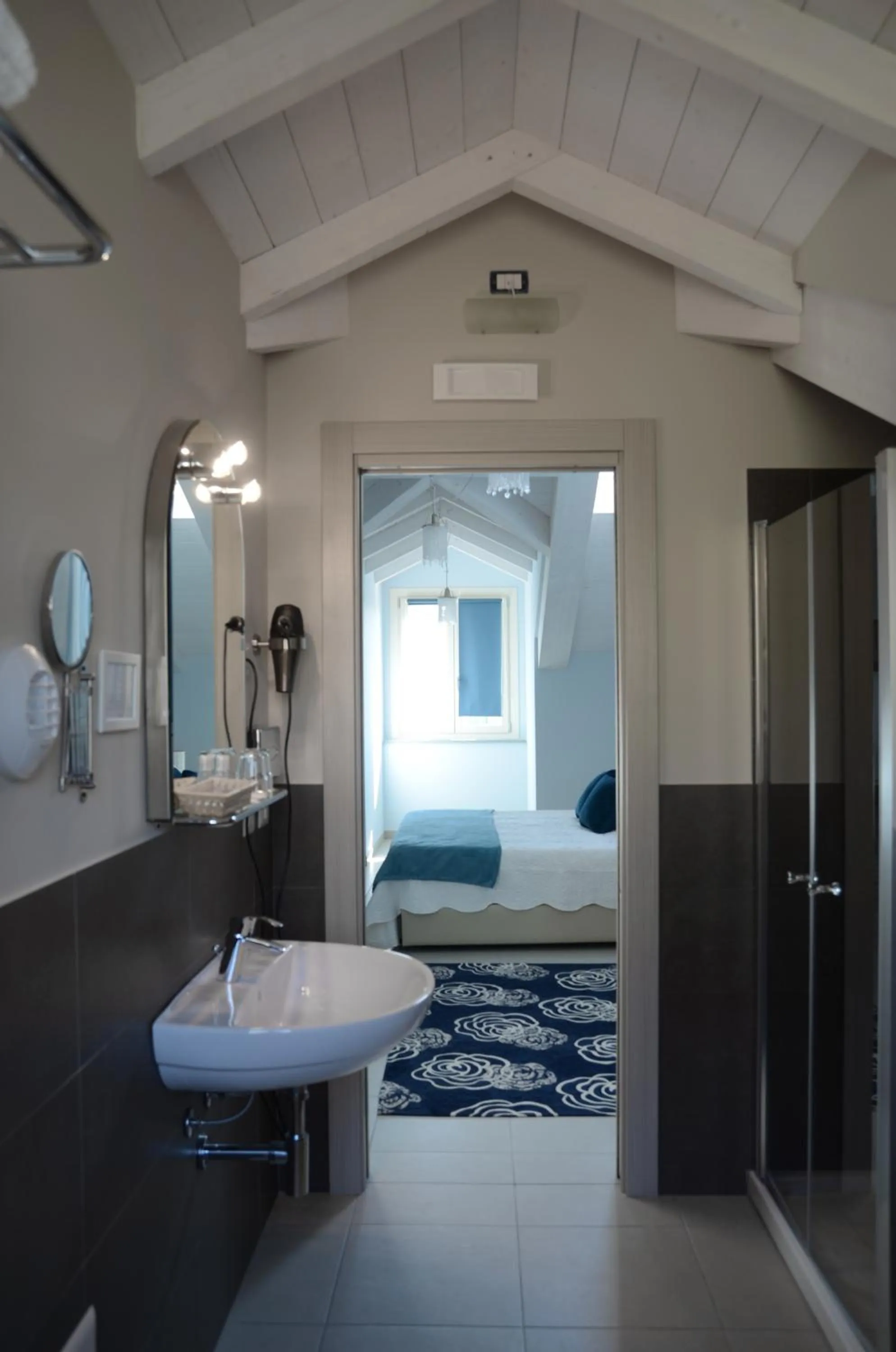 Bathroom, Bed in Hotel Giulio Cesare