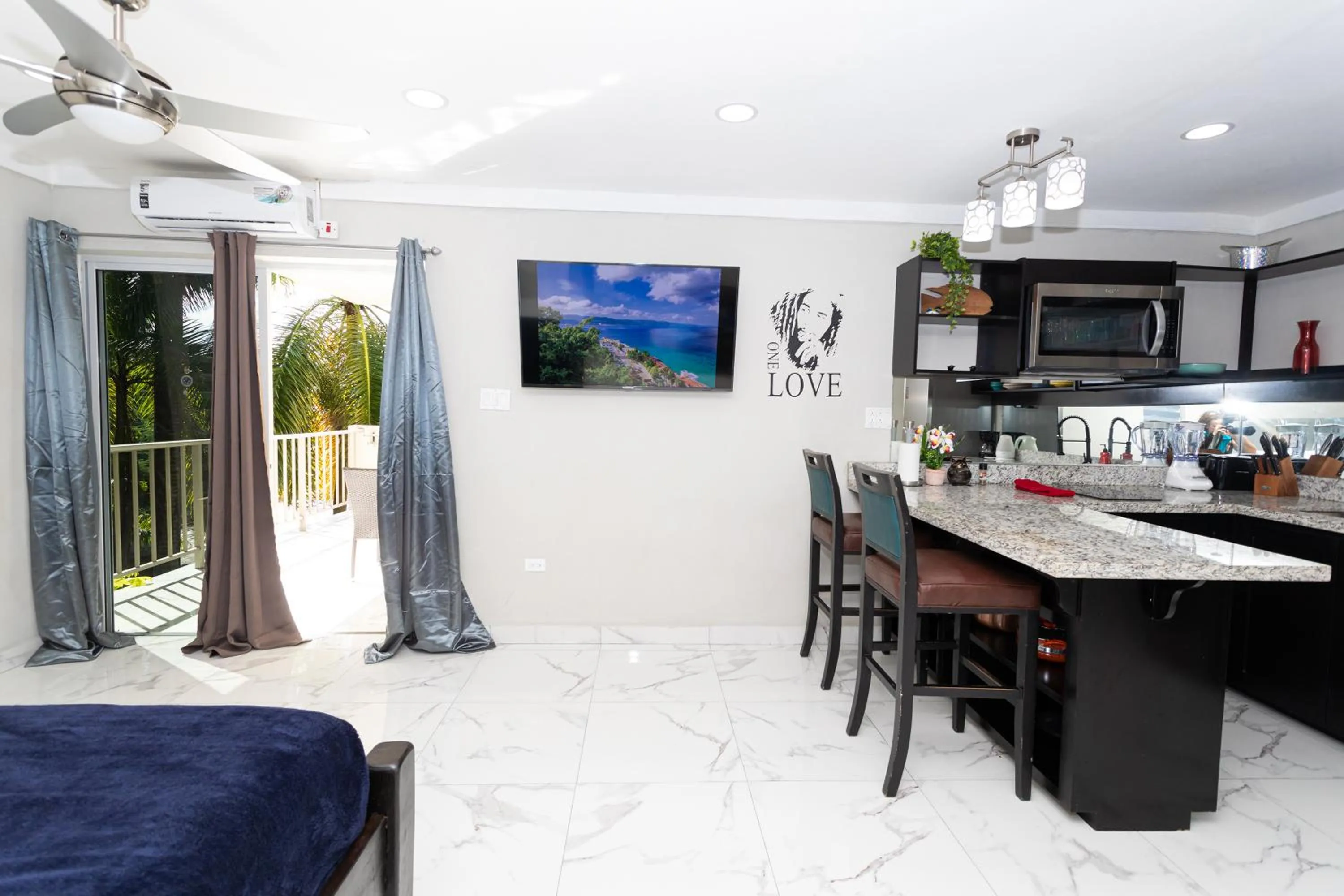 TV and multimedia in Montego Bay Club Apartments