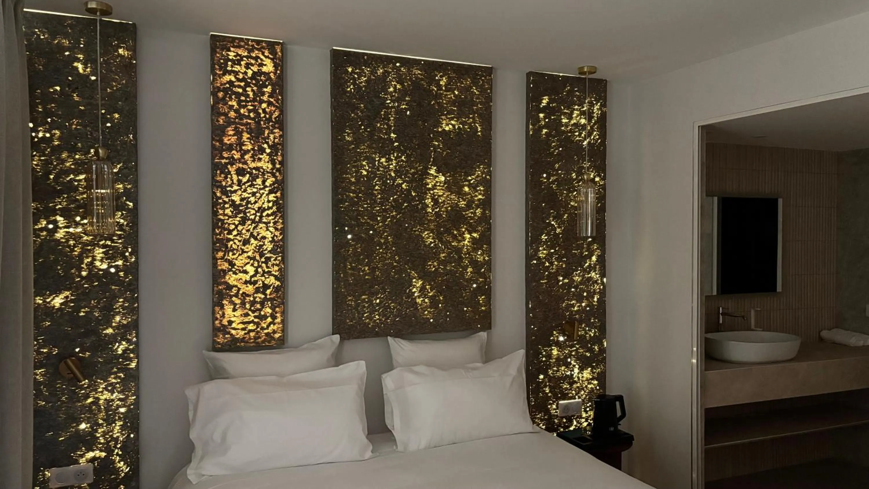 Bedroom, Bed in Bobo's hotel