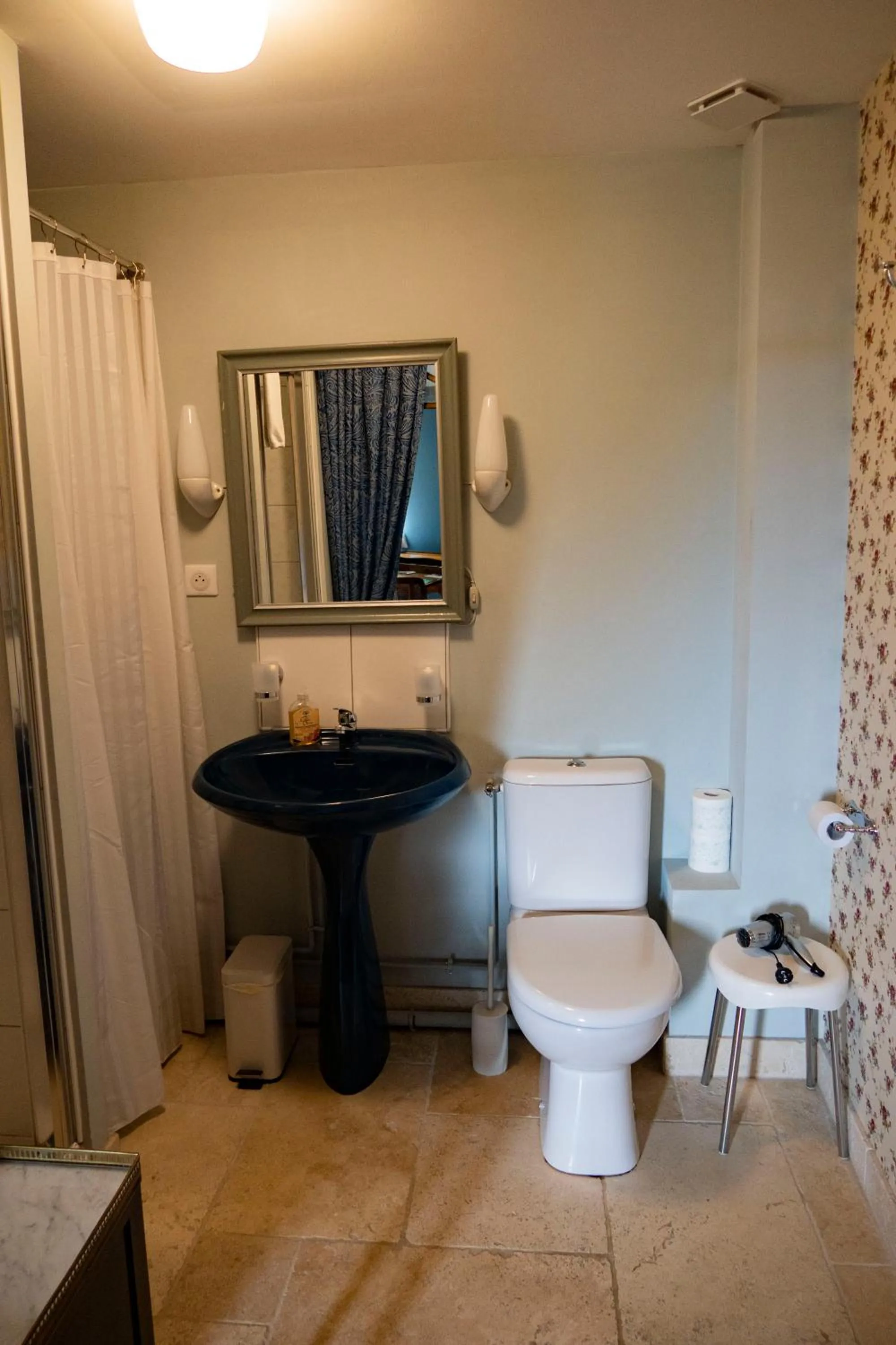 Bathroom in Jan's place in Burgundy