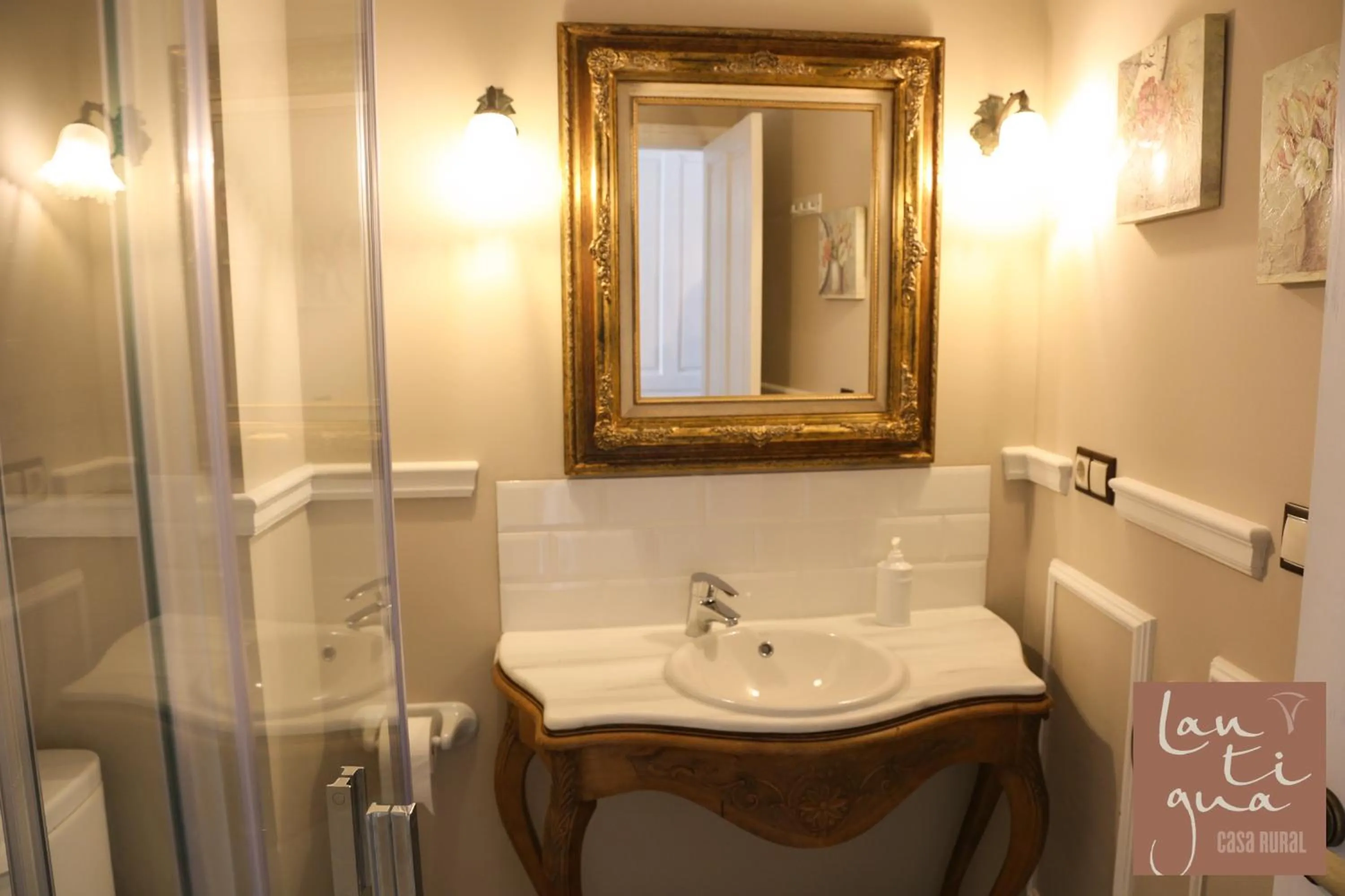 Bathroom in LANTIGUA CASA RURAL