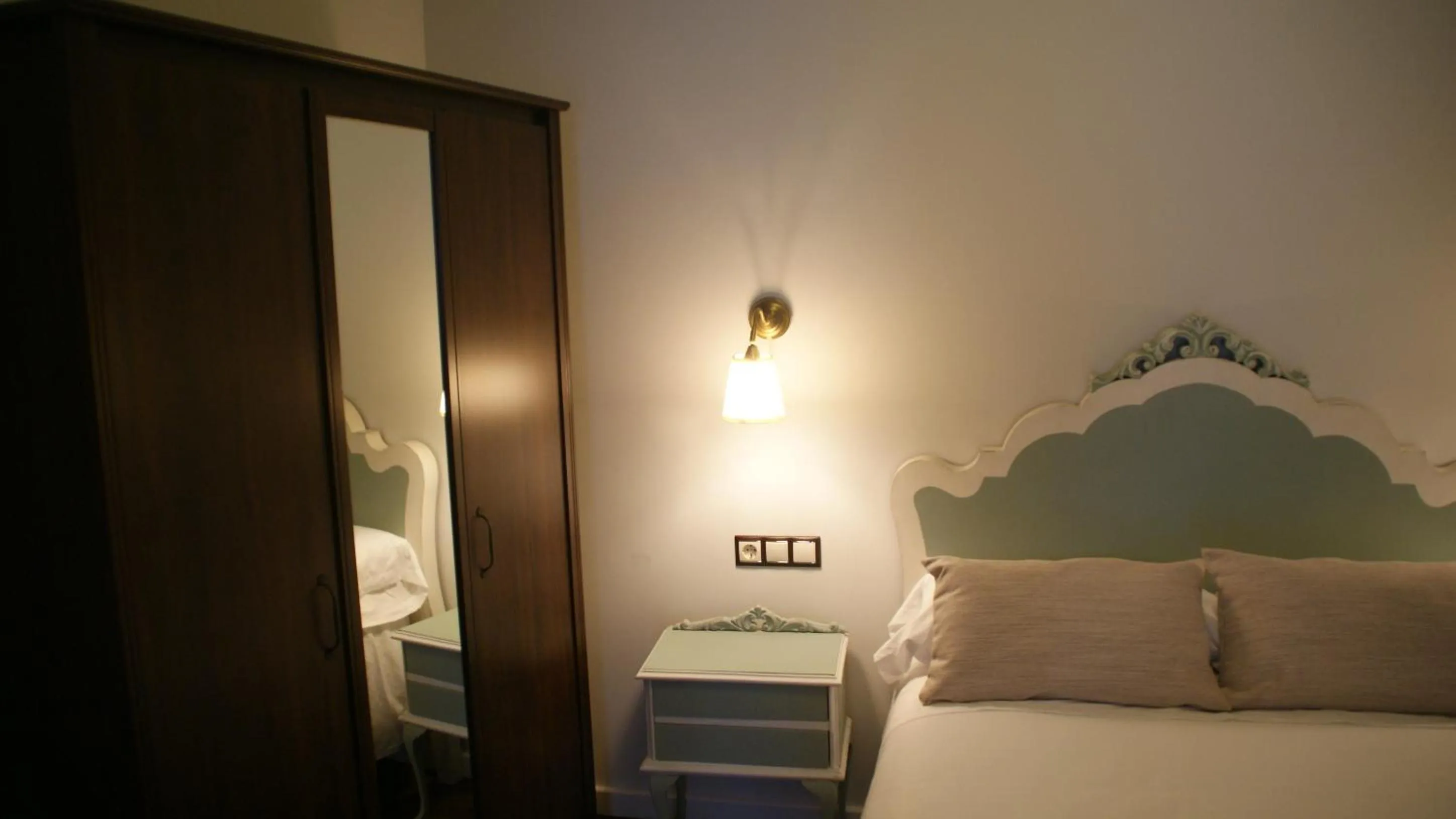 Photo of the whole room, Bed in LANTIGUA CASA RURAL