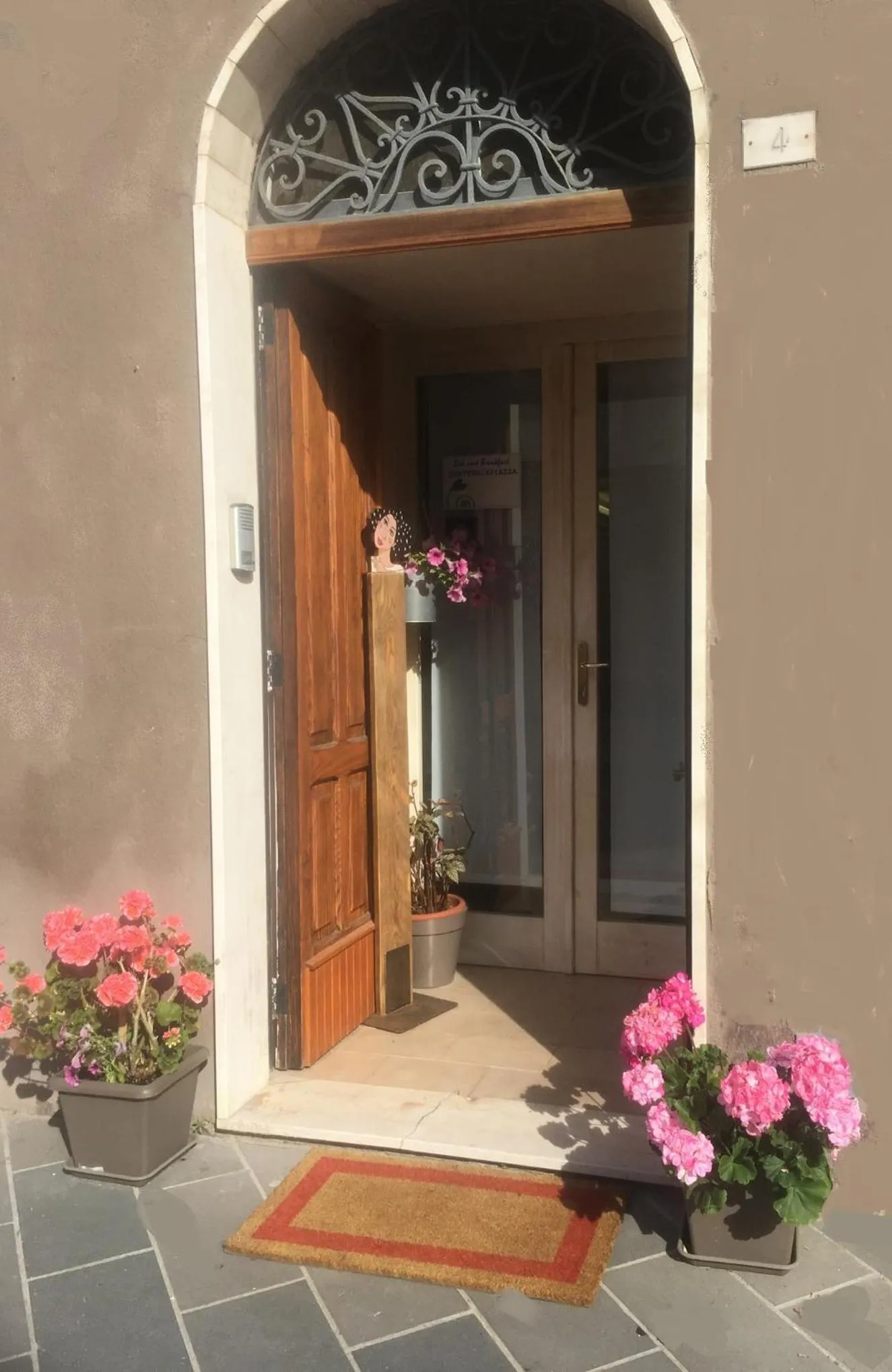 Facade/entrance in 4 in piazza