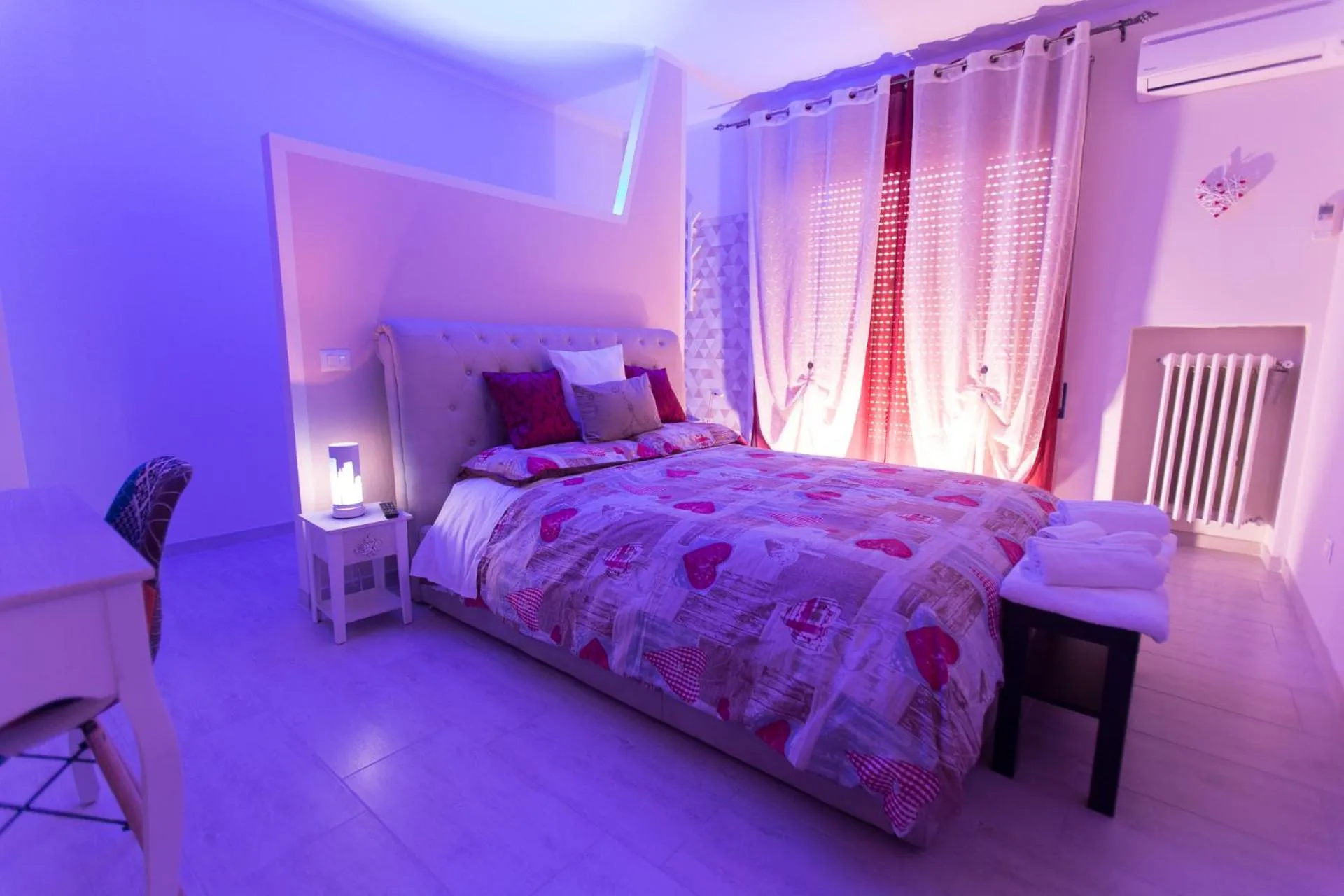 Photo of the whole room, Bed in SuiteIRIS B&B