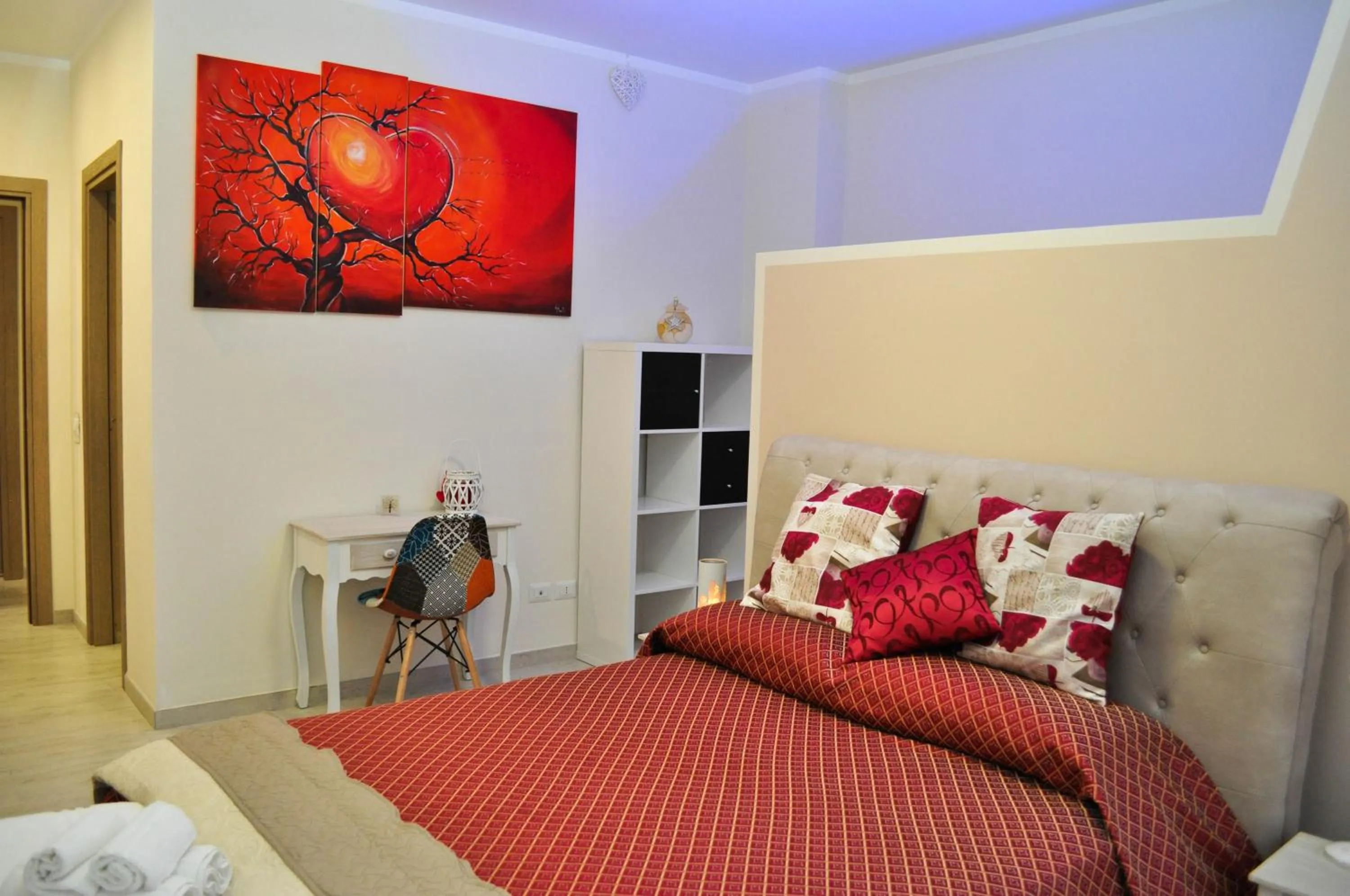 Photo of the whole room, Bed in SuiteIRIS B&B