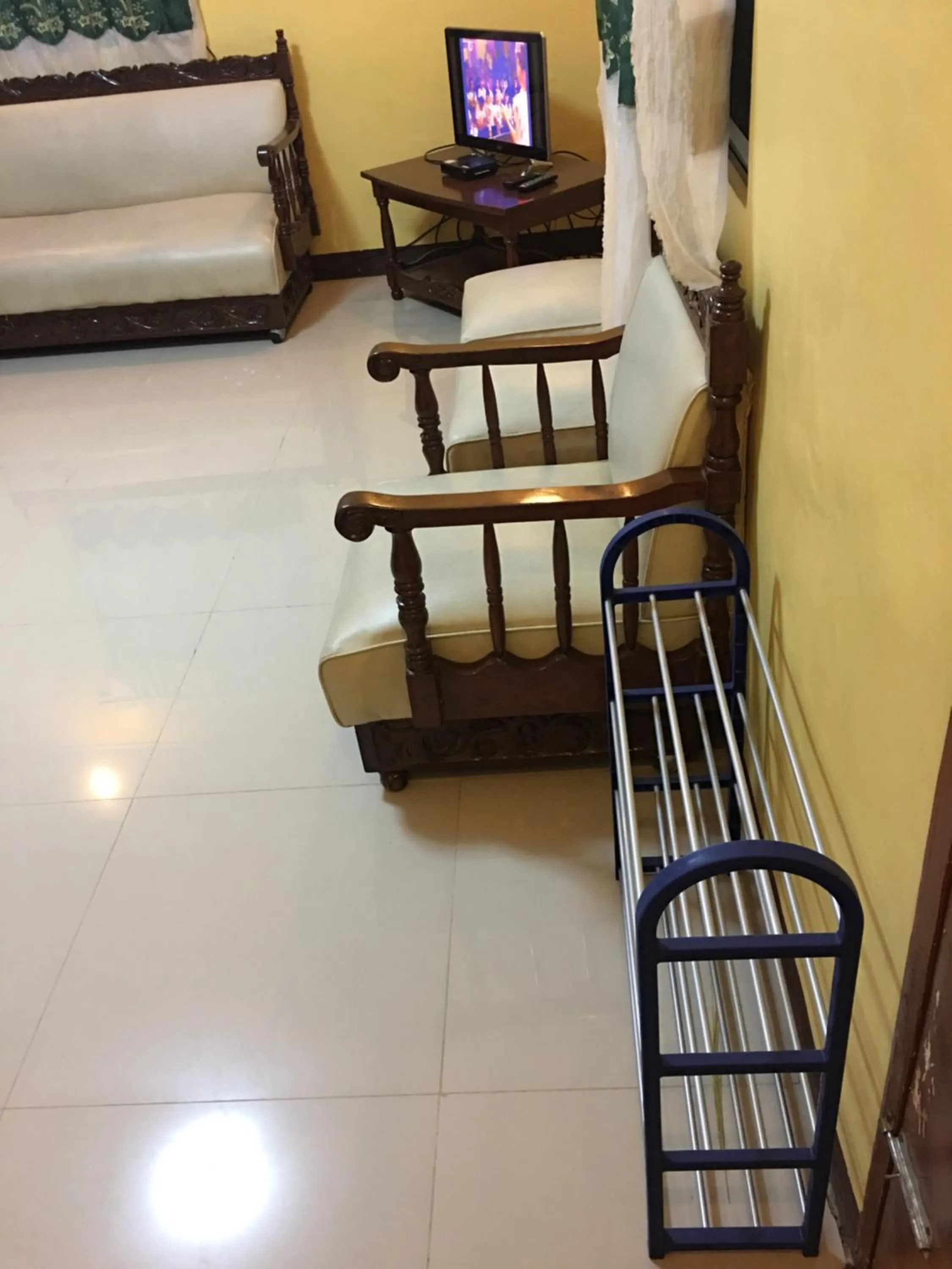 Communal lounge/ TV room in Pines Mansion 2 Homestay Rooms for Rent in Cash with 30 percent Advance Payment to Confirm