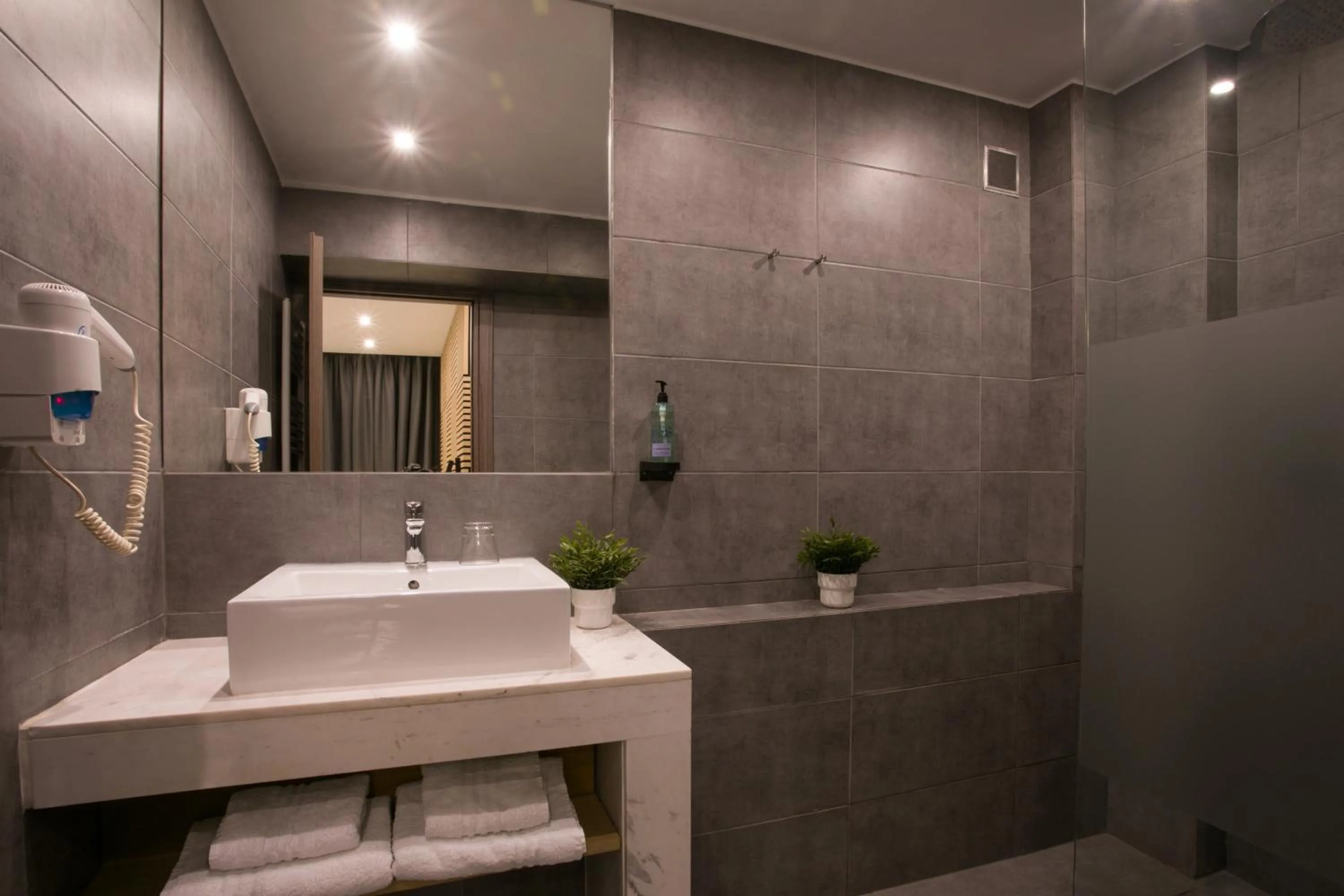 Shower in White Luxury