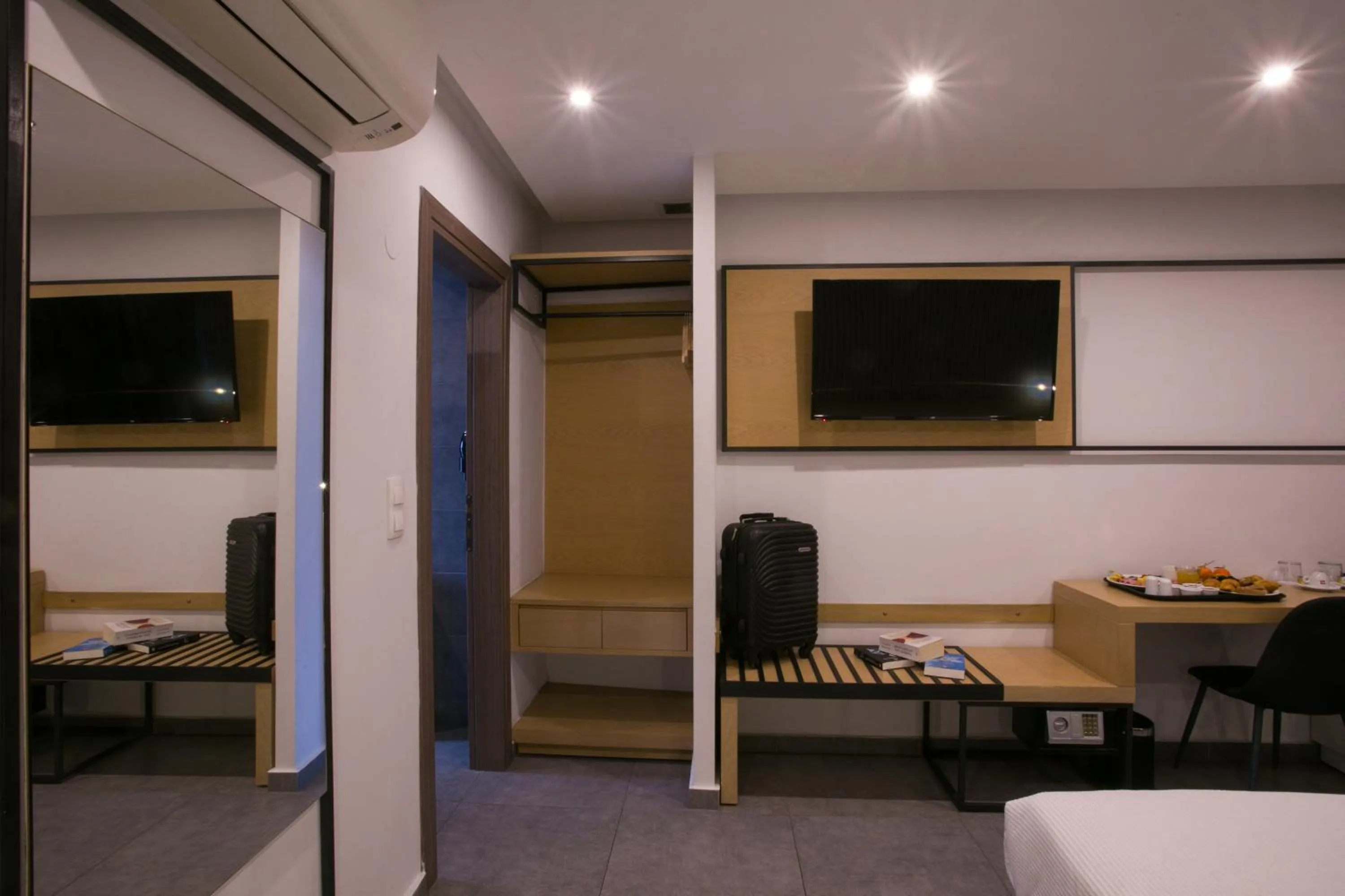 TV and multimedia in White Luxury