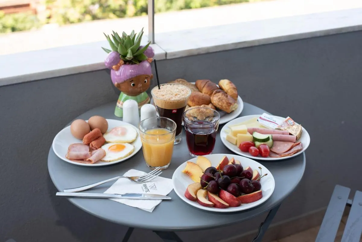 Restaurant/places to eat in White Luxury