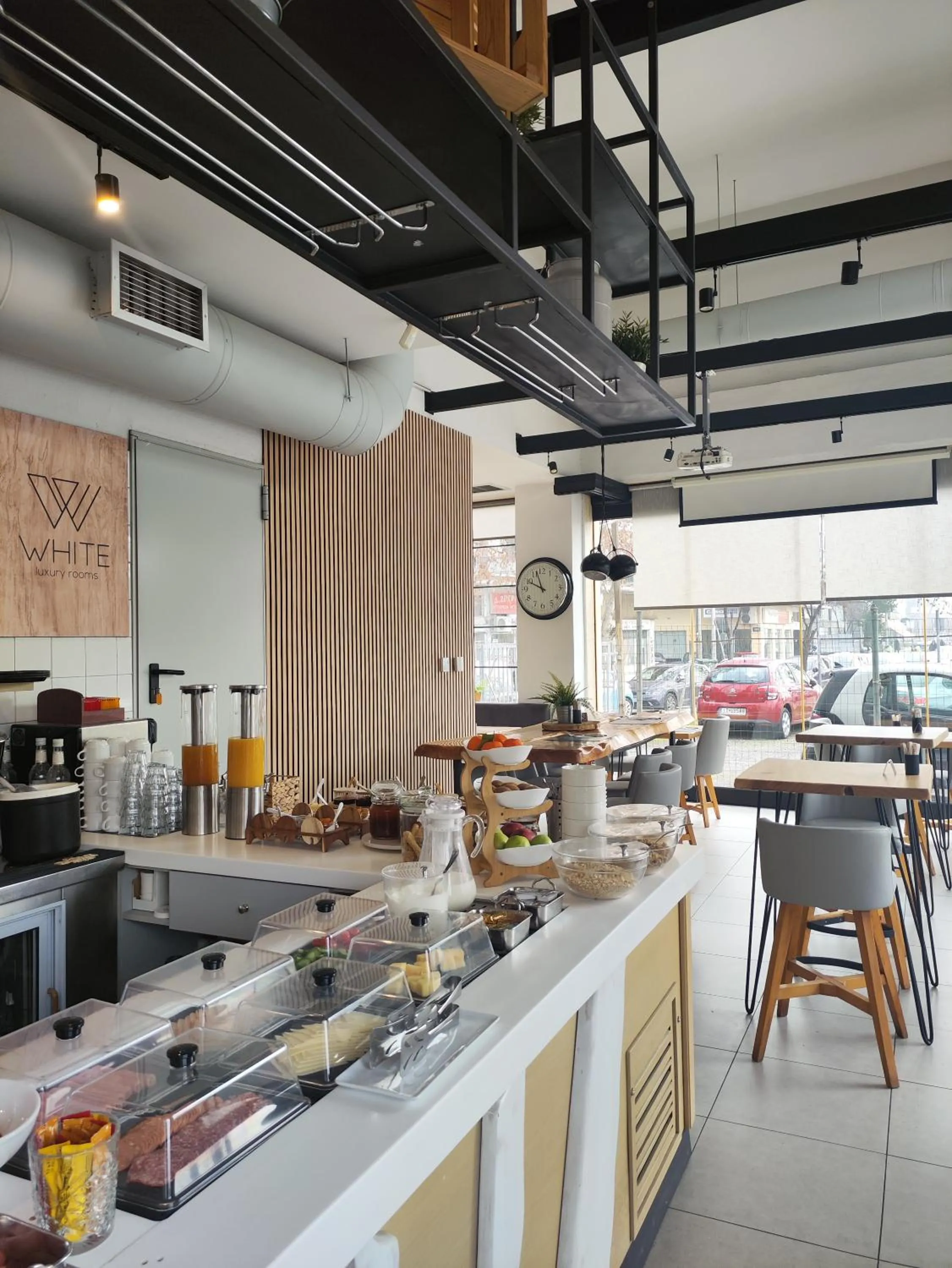 Coffee/tea facilities in White Luxury